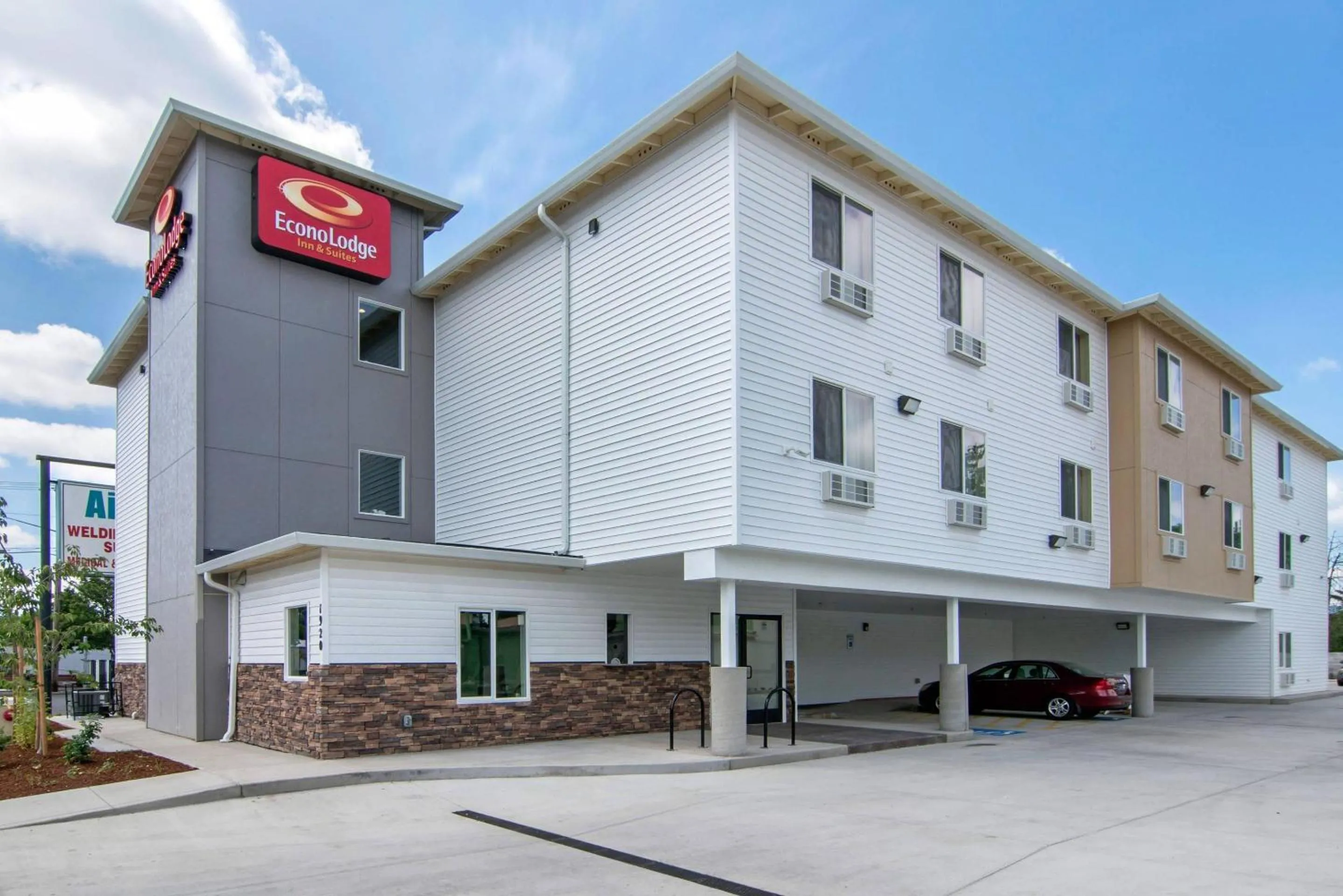 Property building in Econo Lodge Inn & Suites Springfield Main Street