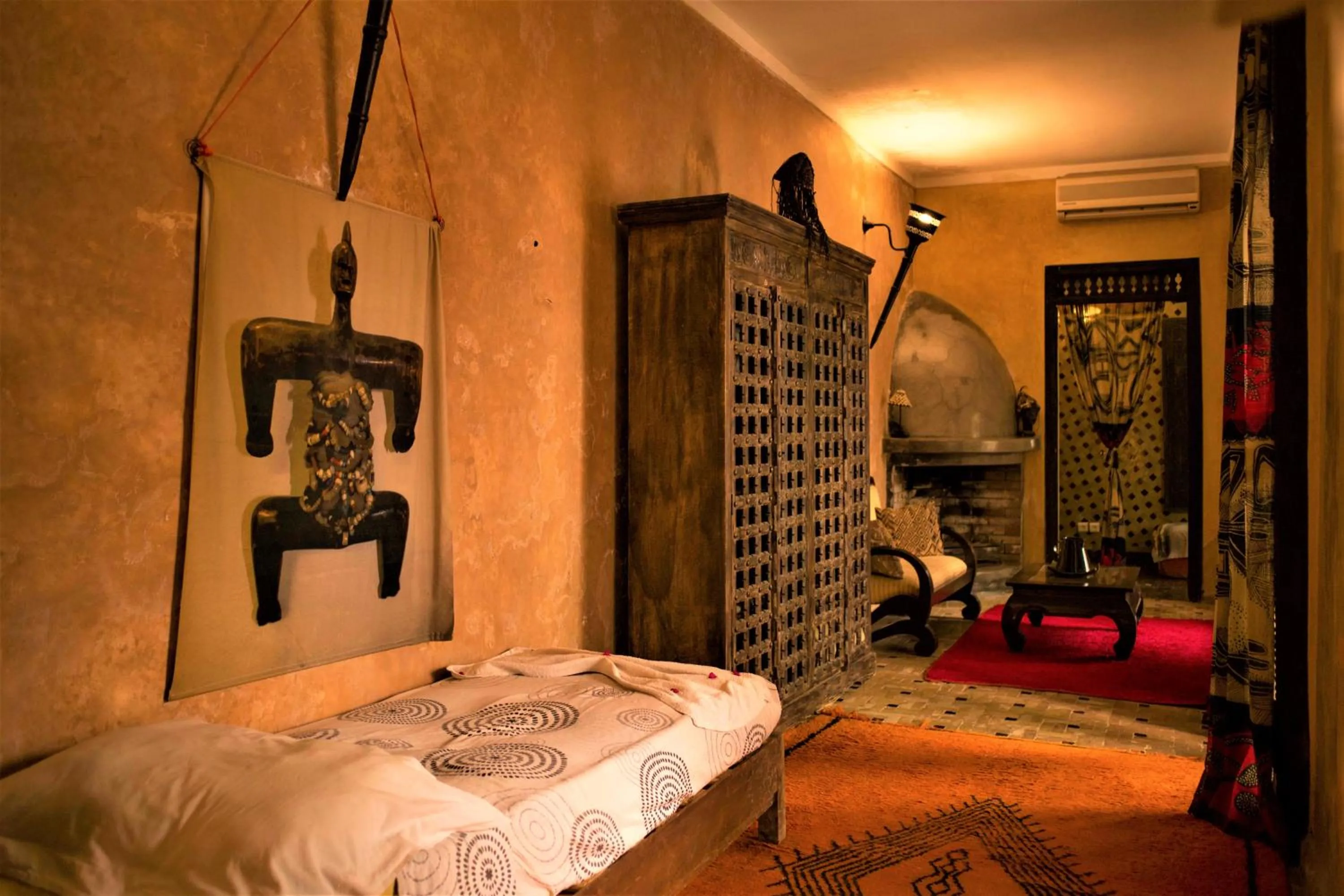 Photo of the whole room, Bed in Riad Bamileke