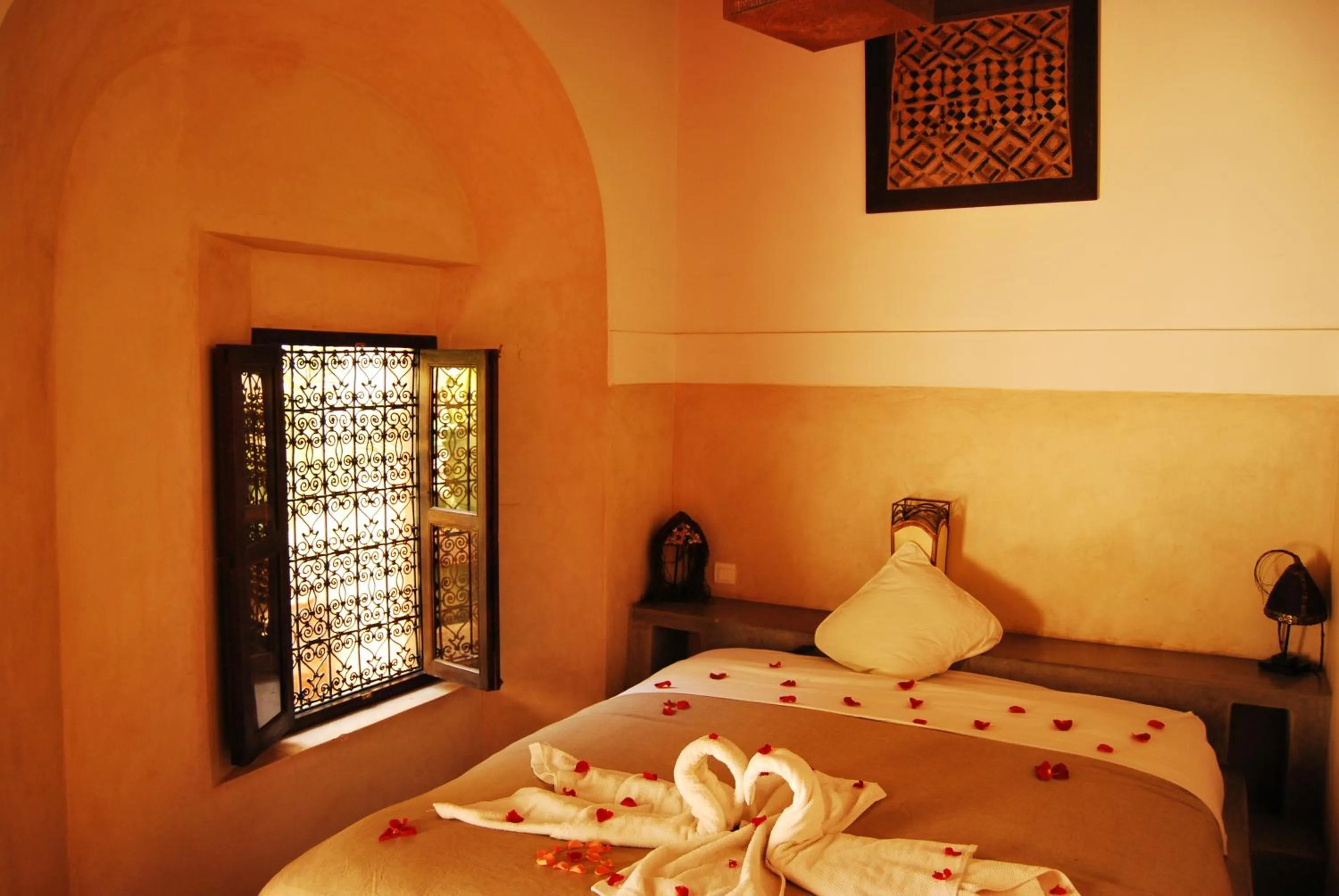 Photo of the whole room, Bed in Riad Bamileke