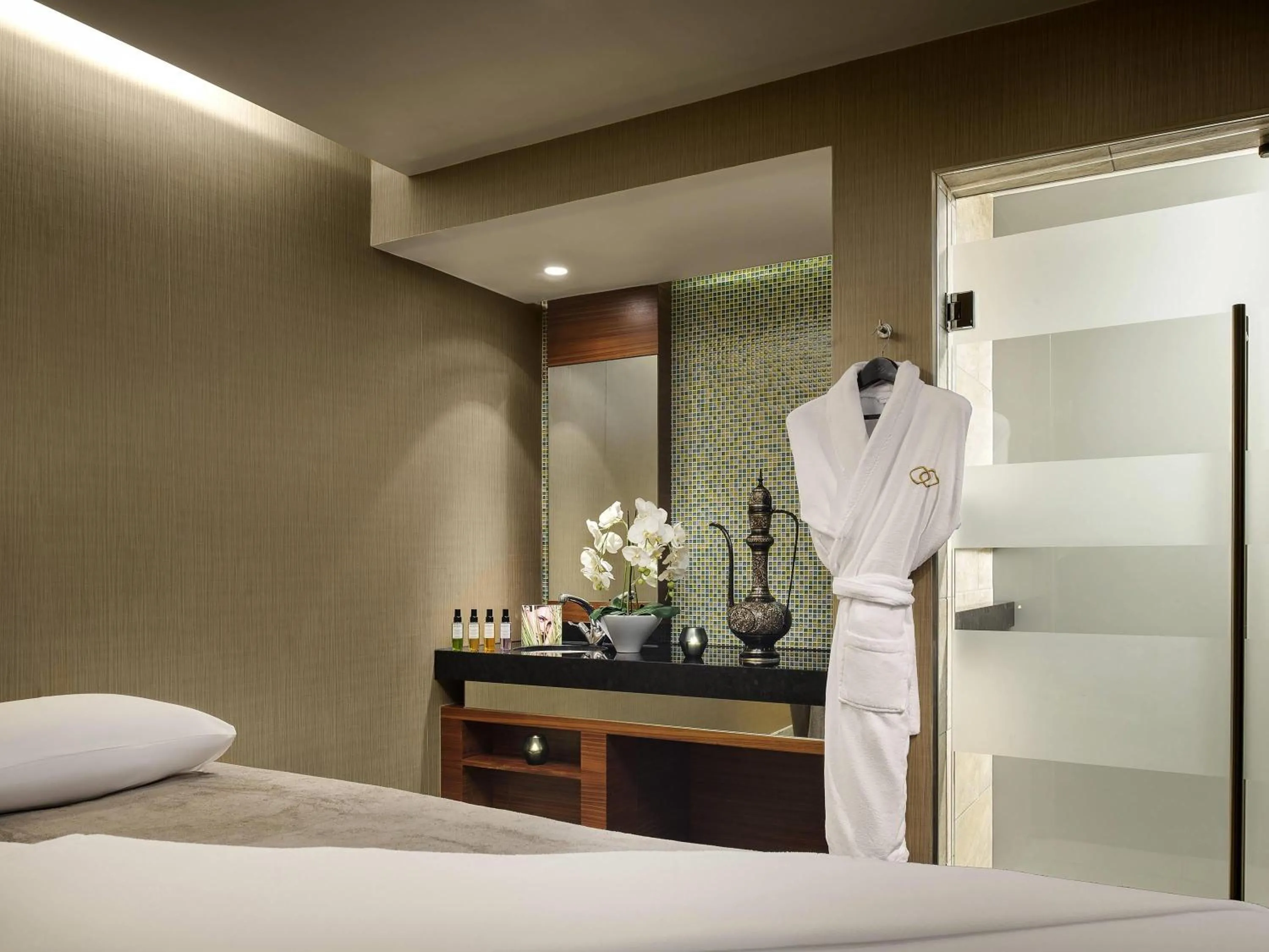 Spa and wellness centre/facilities, Bed in Sofitel London Heathrow