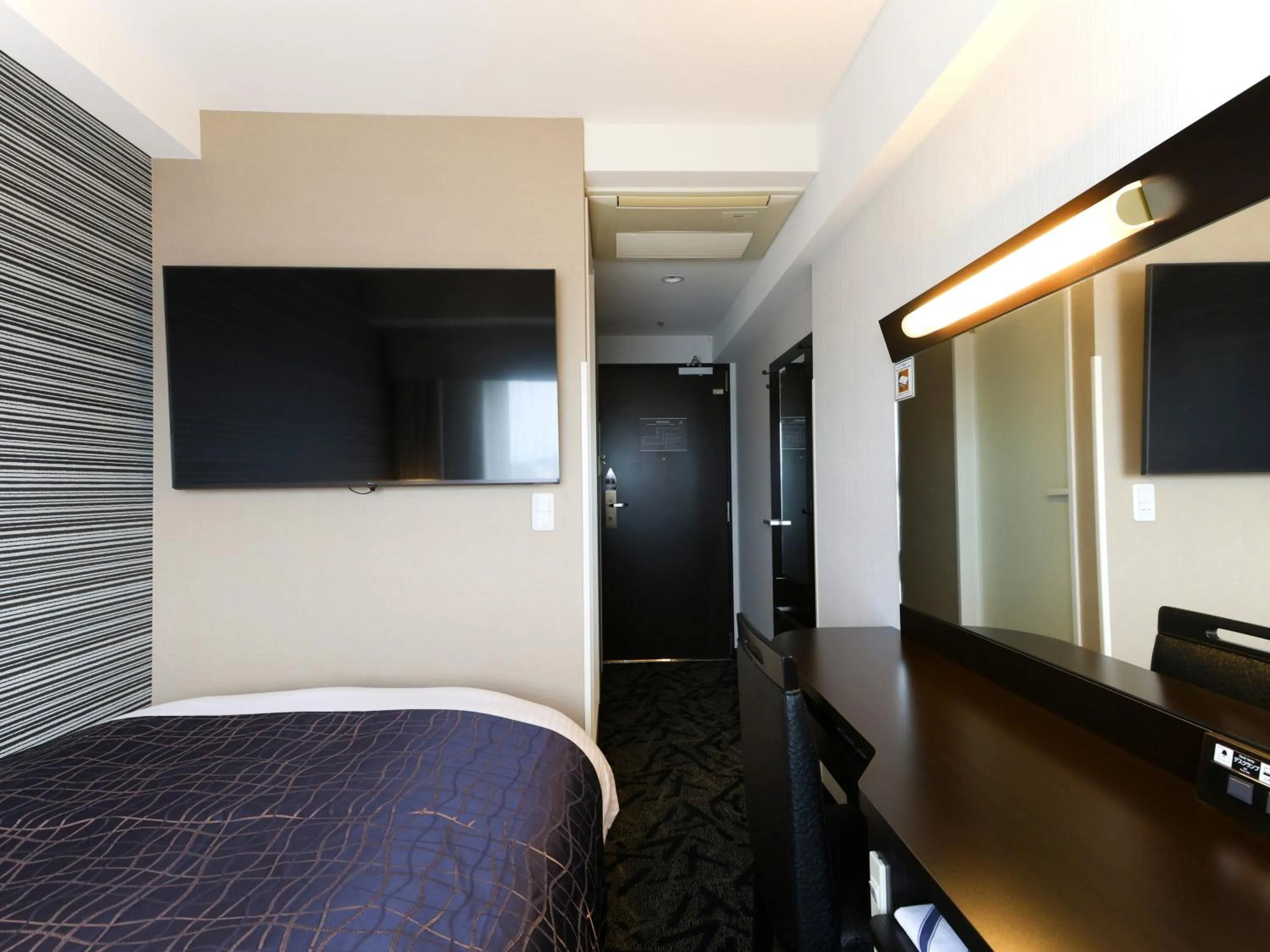 Photo of the whole room, Bed in APA Hotel Keisei Narita Ekimae