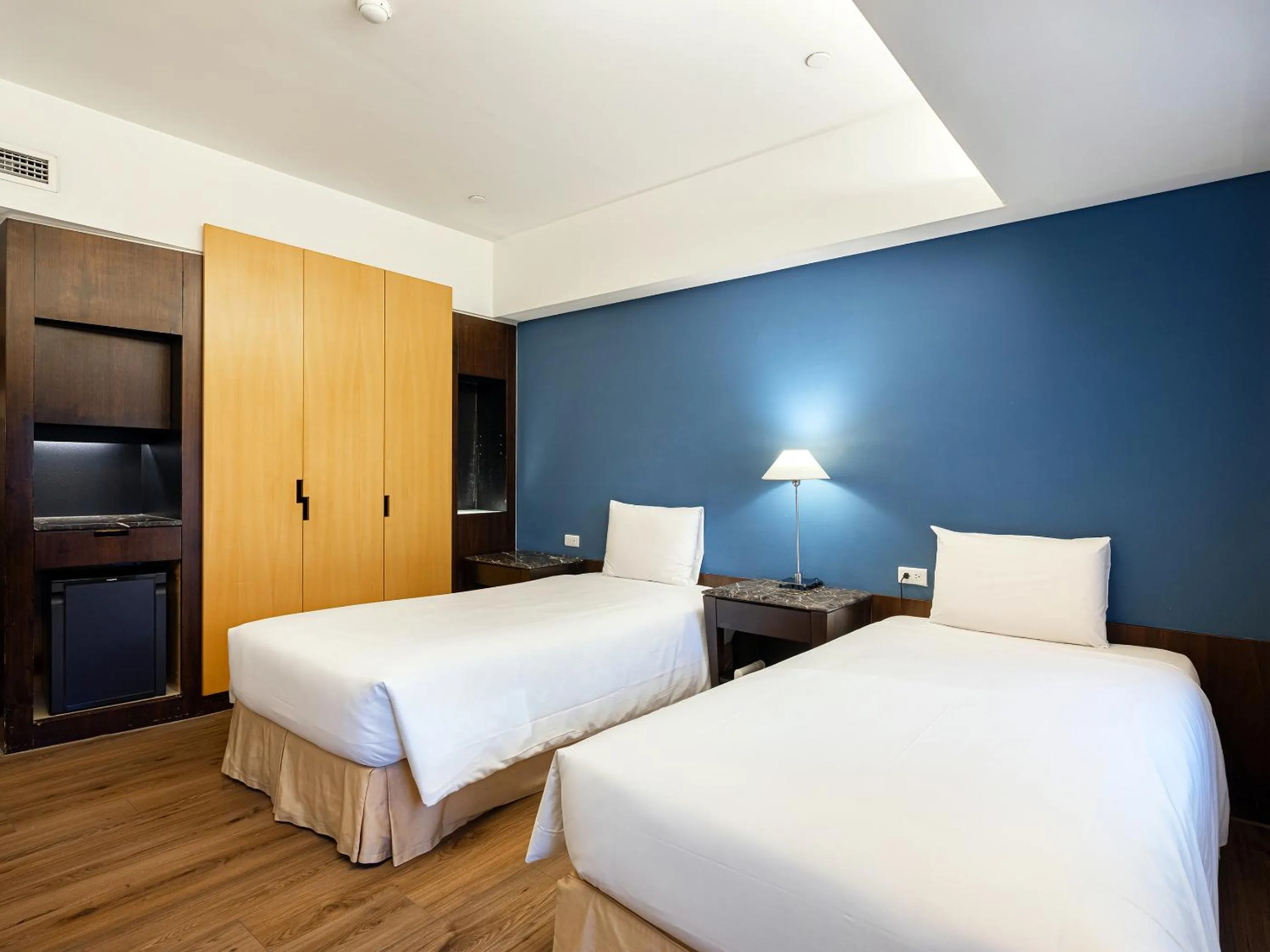 wardrobe, Bed in Tempus Hotel