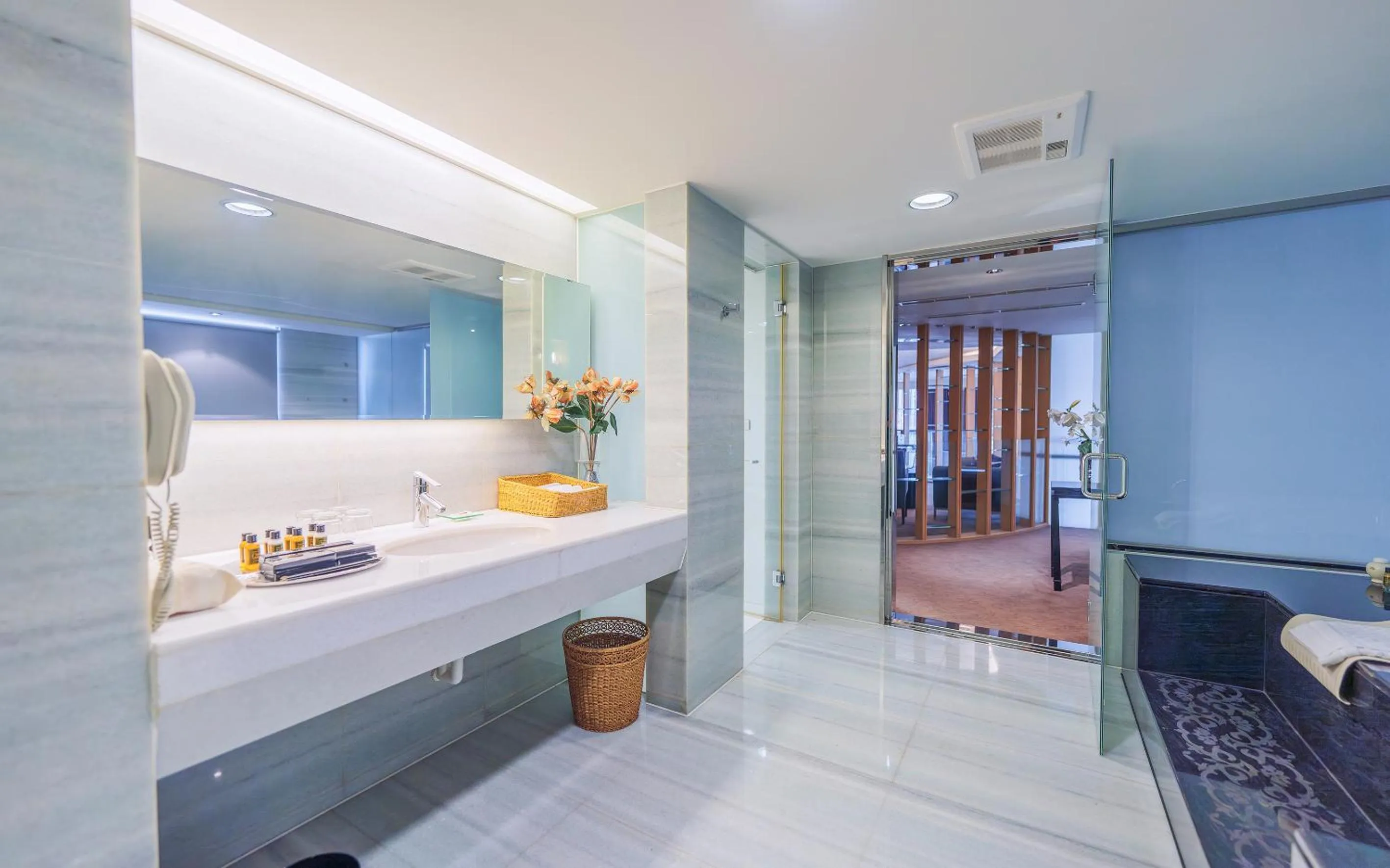 Bathroom, Bed in Tempus Hotel