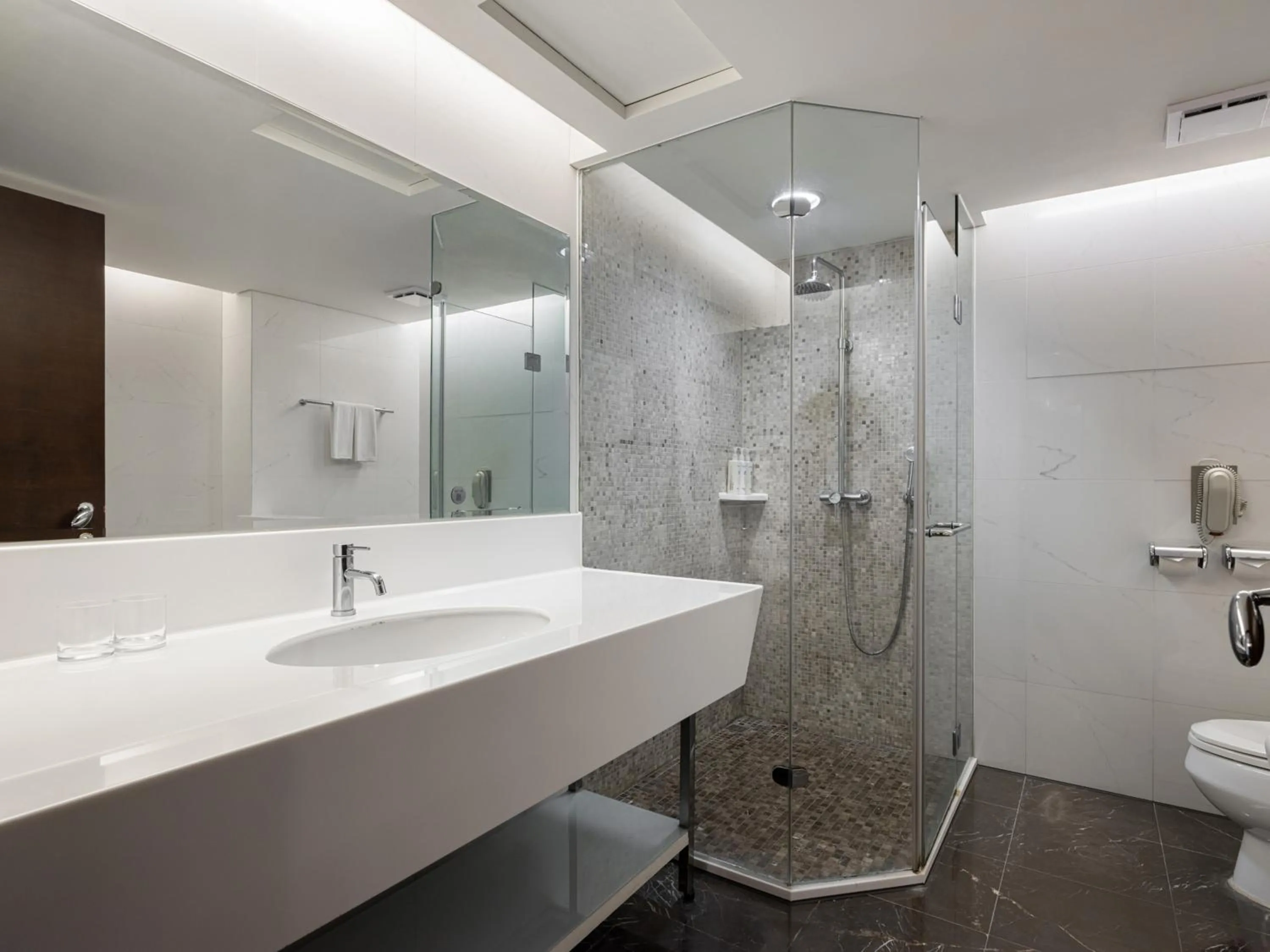 Shower in Tempus Hotel