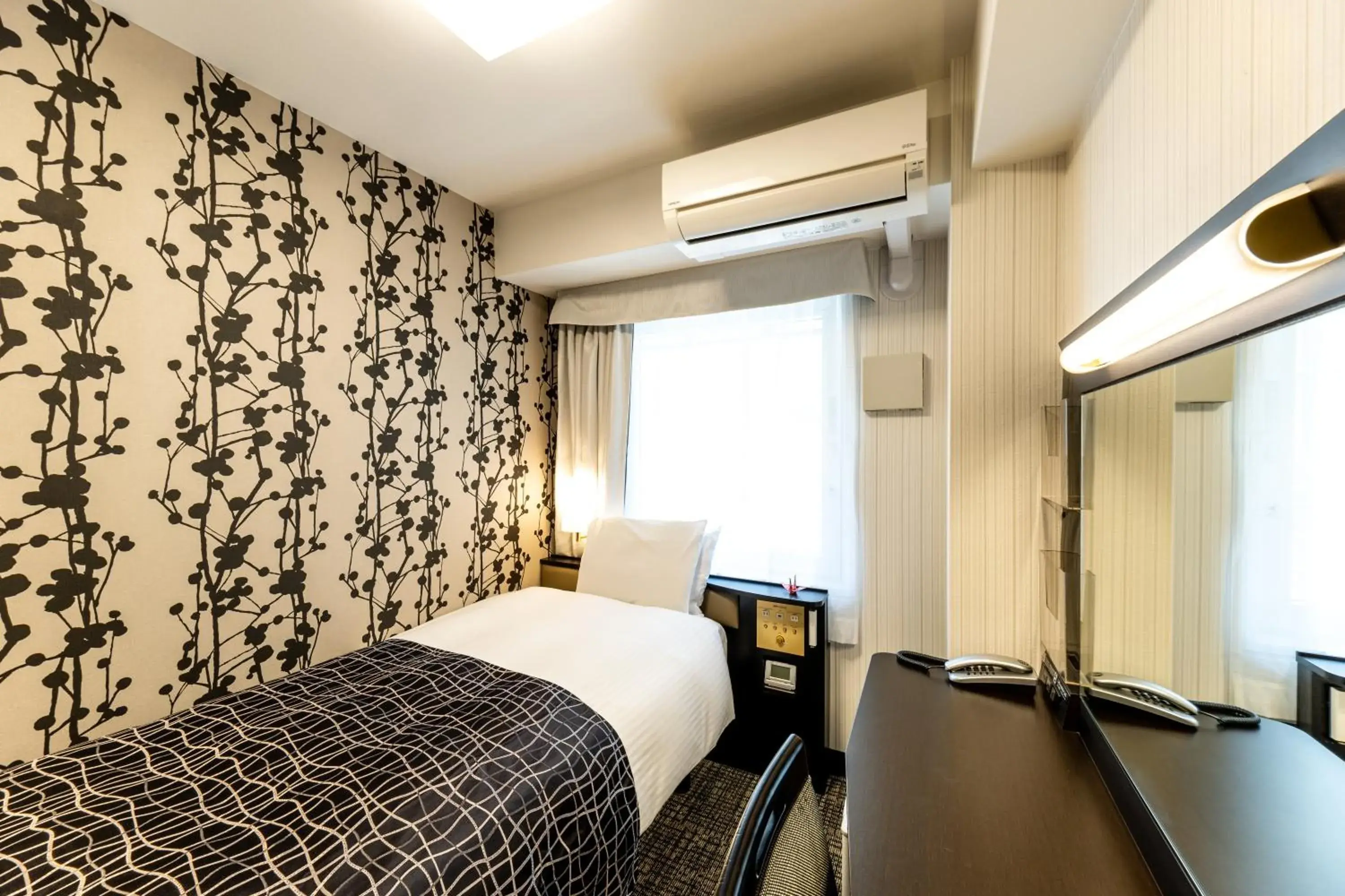 Bed in APA Hotel Kyoto Ekimae Chuoguchi Bed in APA Hotel Kyoto Ekimae Chuoguchi