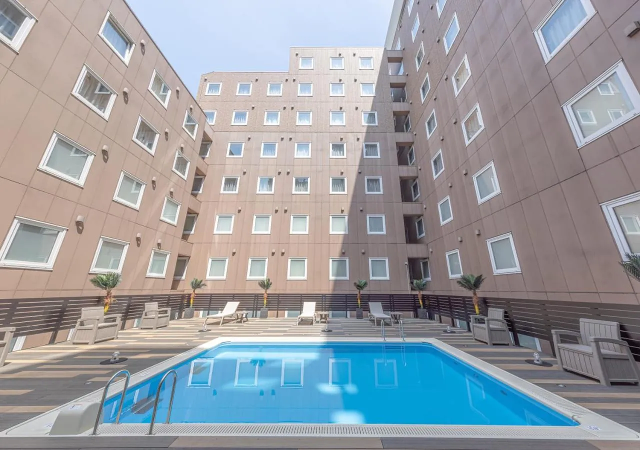 Swimming pool in APA Hotel & Resort Tokyo Bay Shiomi