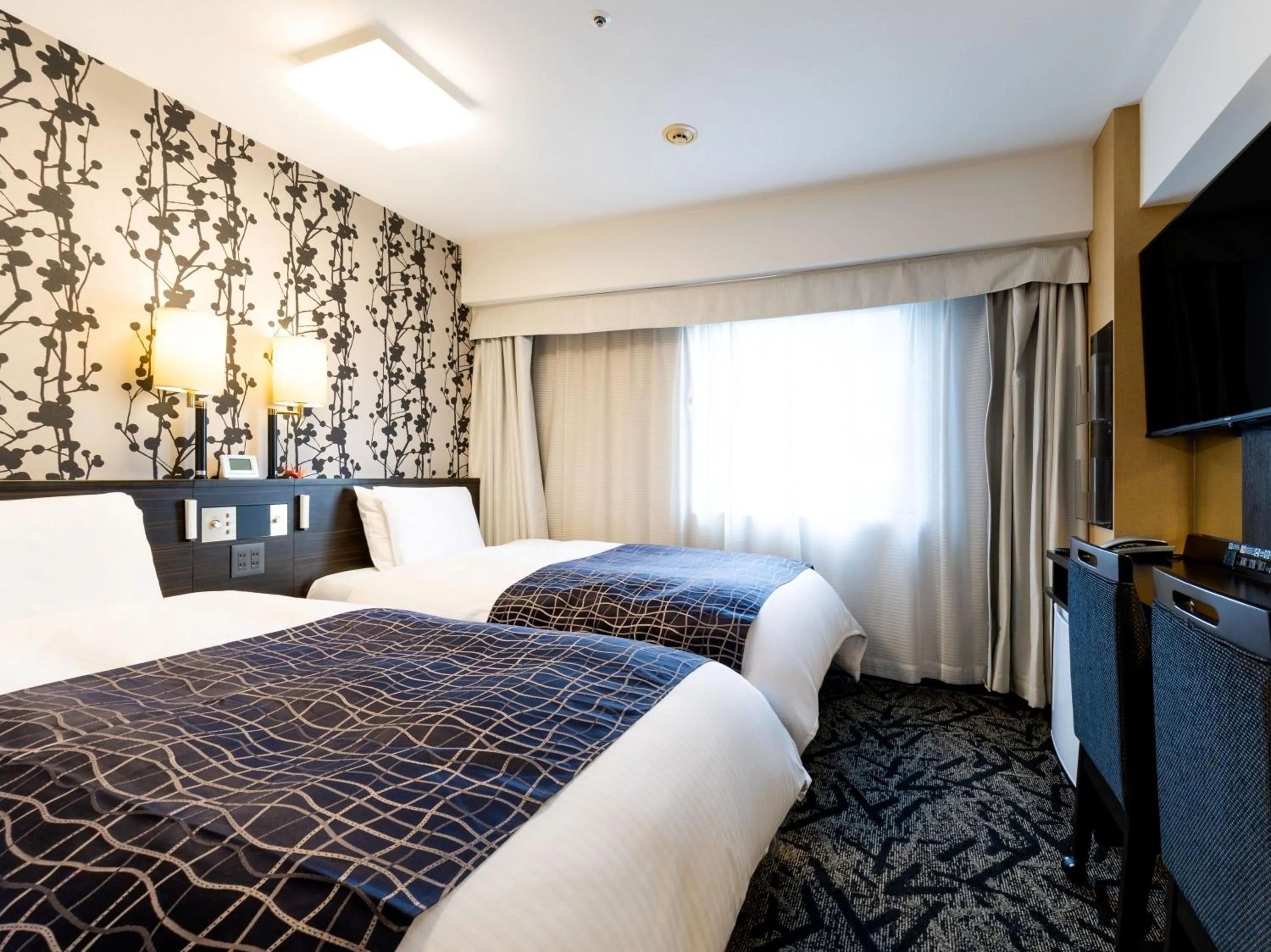 Photo of the whole room, Bed in APA Hotel Midosuji Hommachi Ekimae