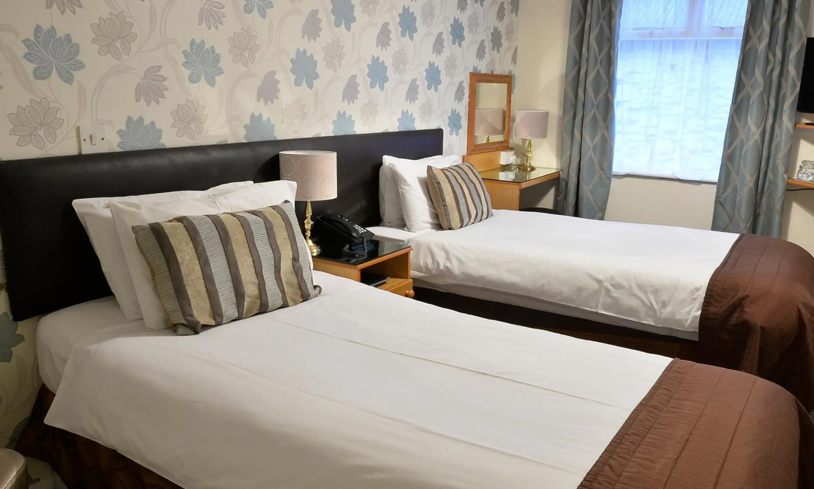 Standard Twin Room in Dobbins Inn Standard Twin Room in Dobbins Inn