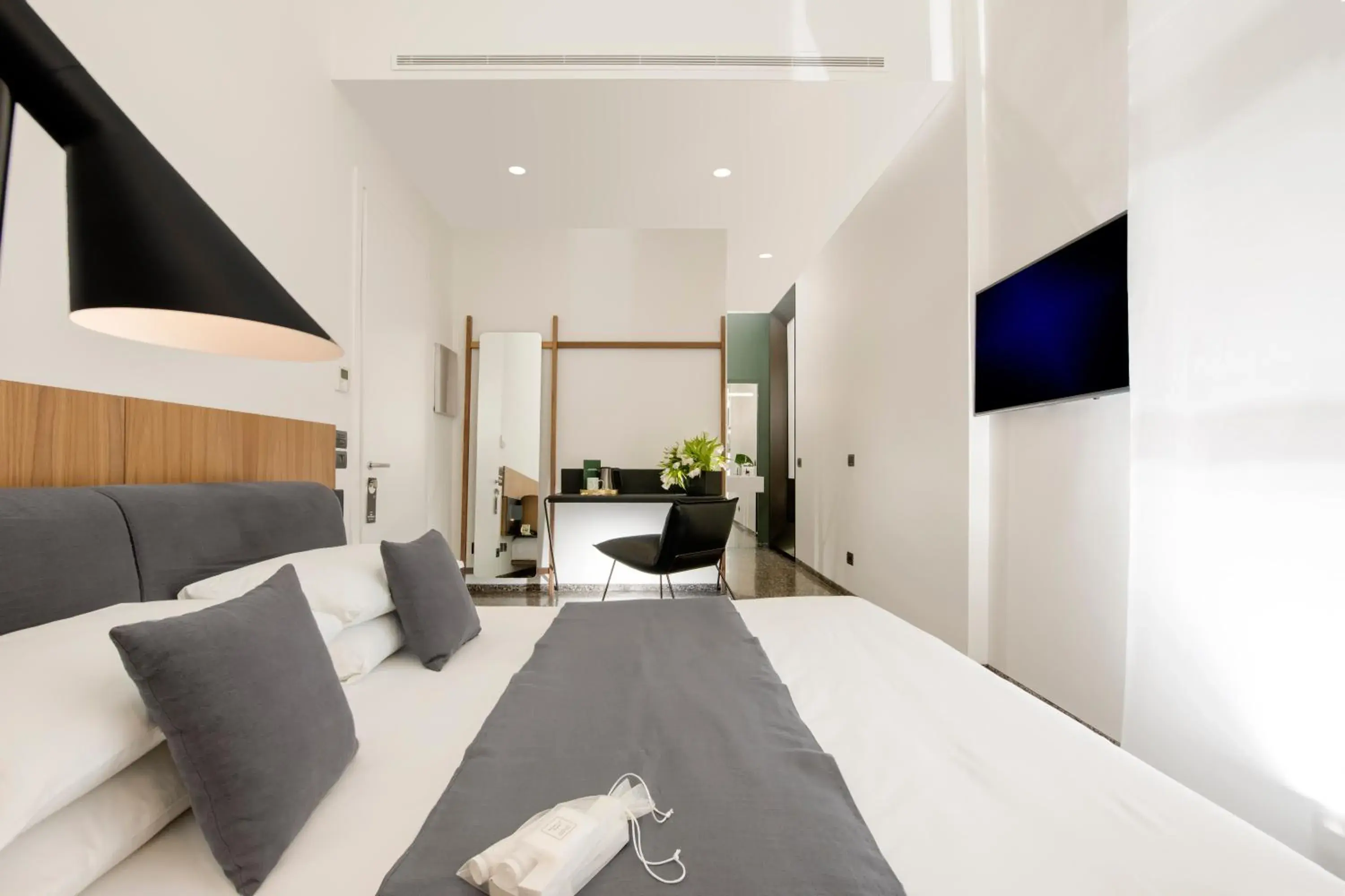 Photo of the whole room, Bed in Hotel Royal Bissolati Photo of the whole room, Bed in Hotel Royal Bissolati