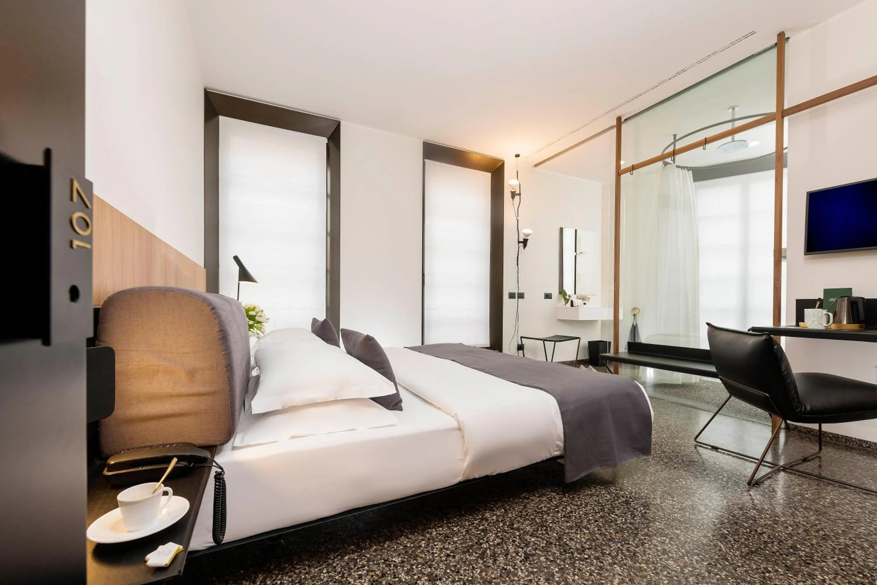 Shower, Bed in Hotel Royal Bissolati