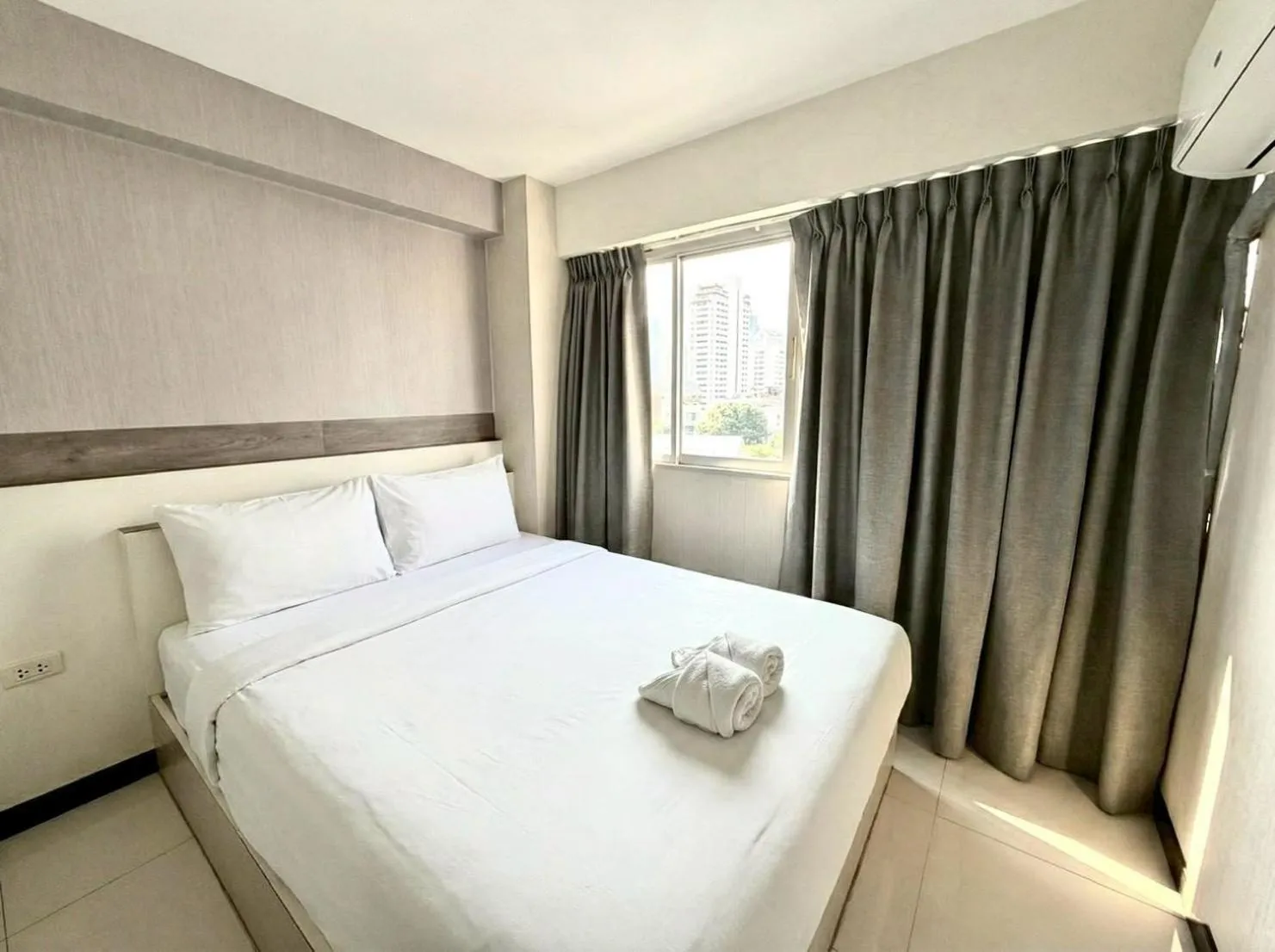 Bedroom, Bed in Baan Sabai Rama IV Apartment