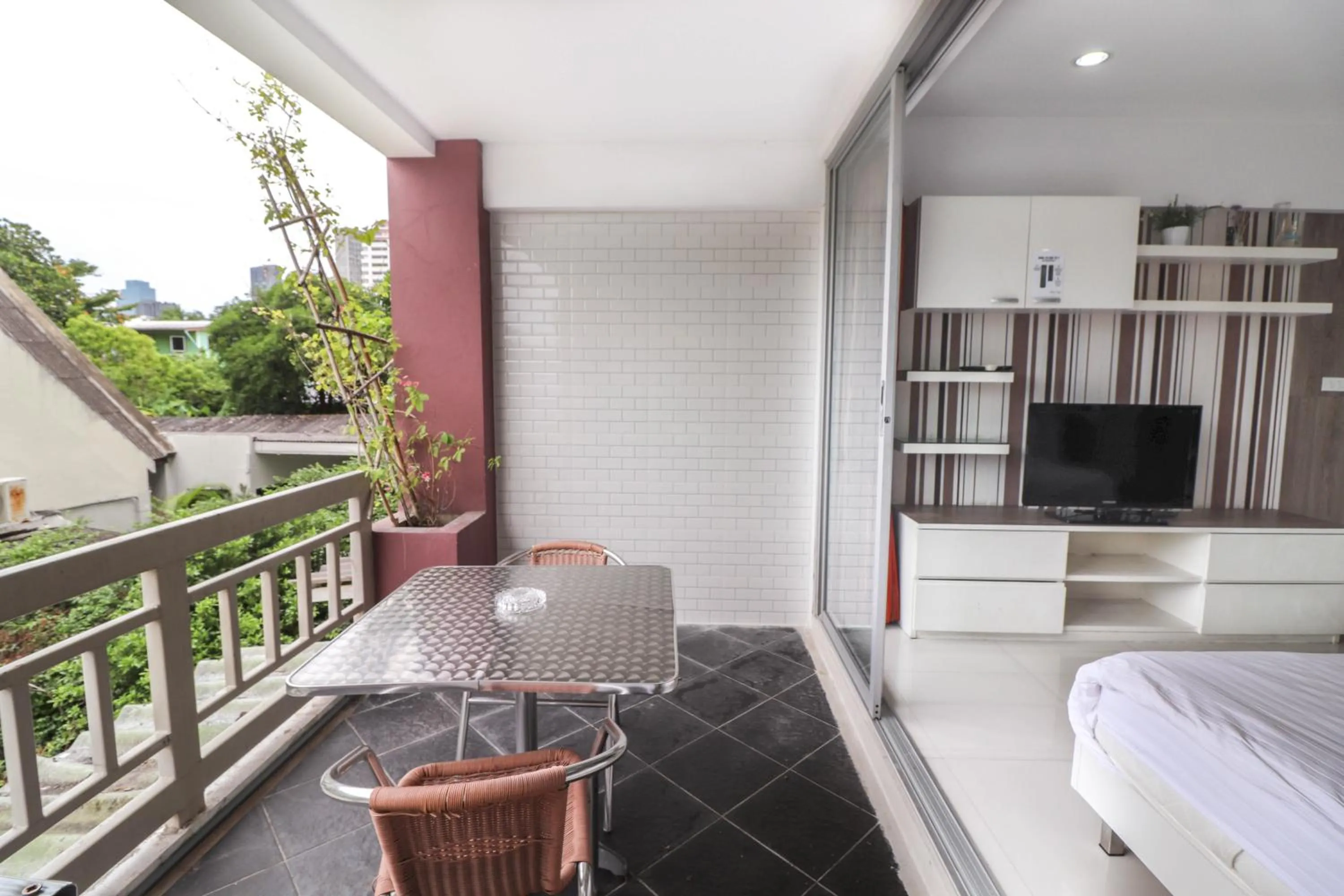 Balcony/Terrace in Baan Sabai Rama IV Apartment