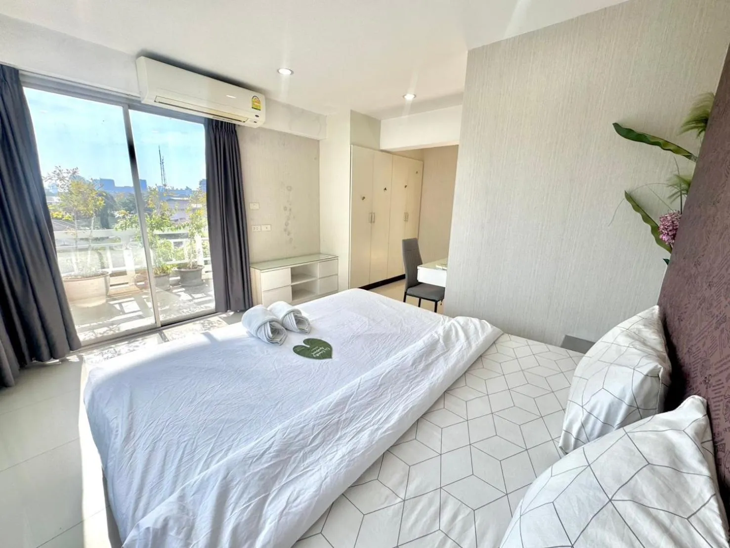 Bed in Baan Sabai Rama IV Apartment