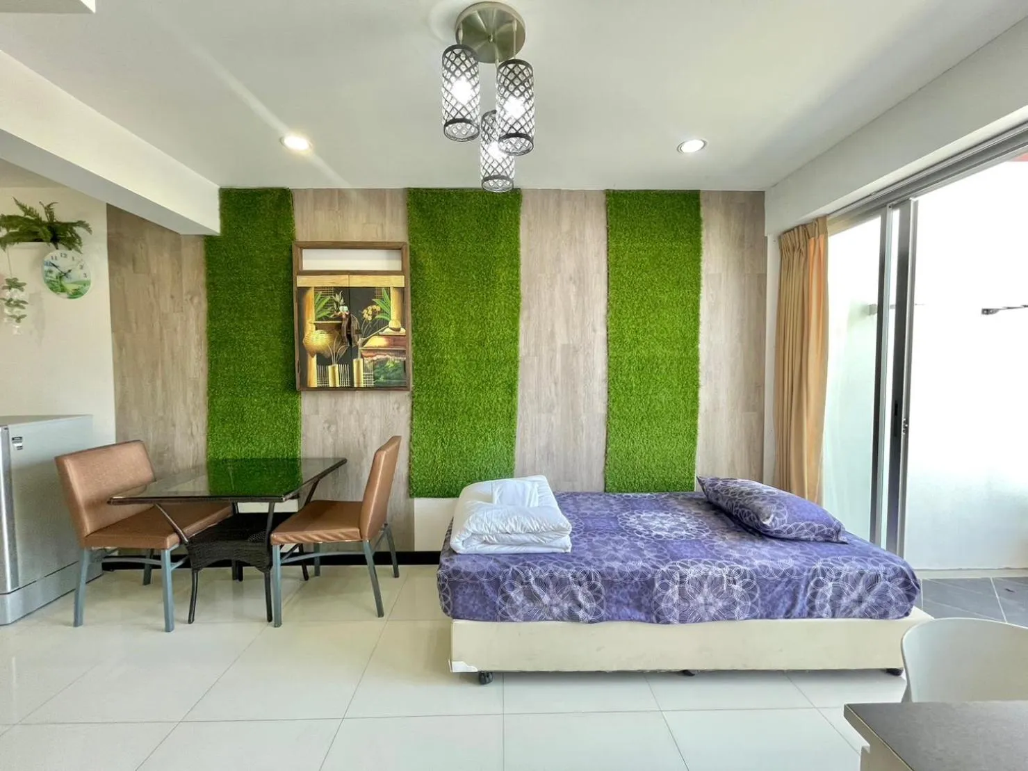 Photo of the whole room, Bed in Baan Sabai Rama IV Apartment