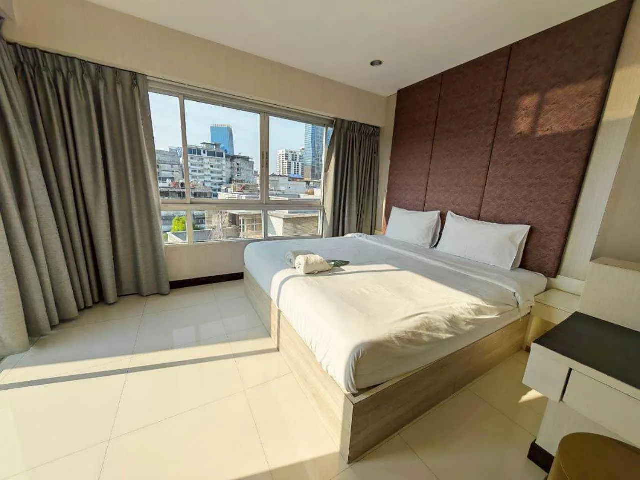 Bedroom, Bed in Baan Sabai Rama IV Apartment