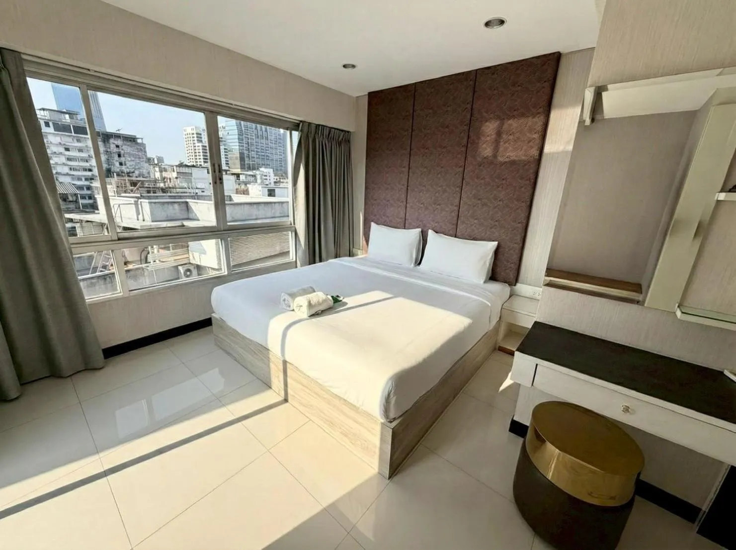 Bedroom, Bed in Baan Sabai Rama IV Apartment