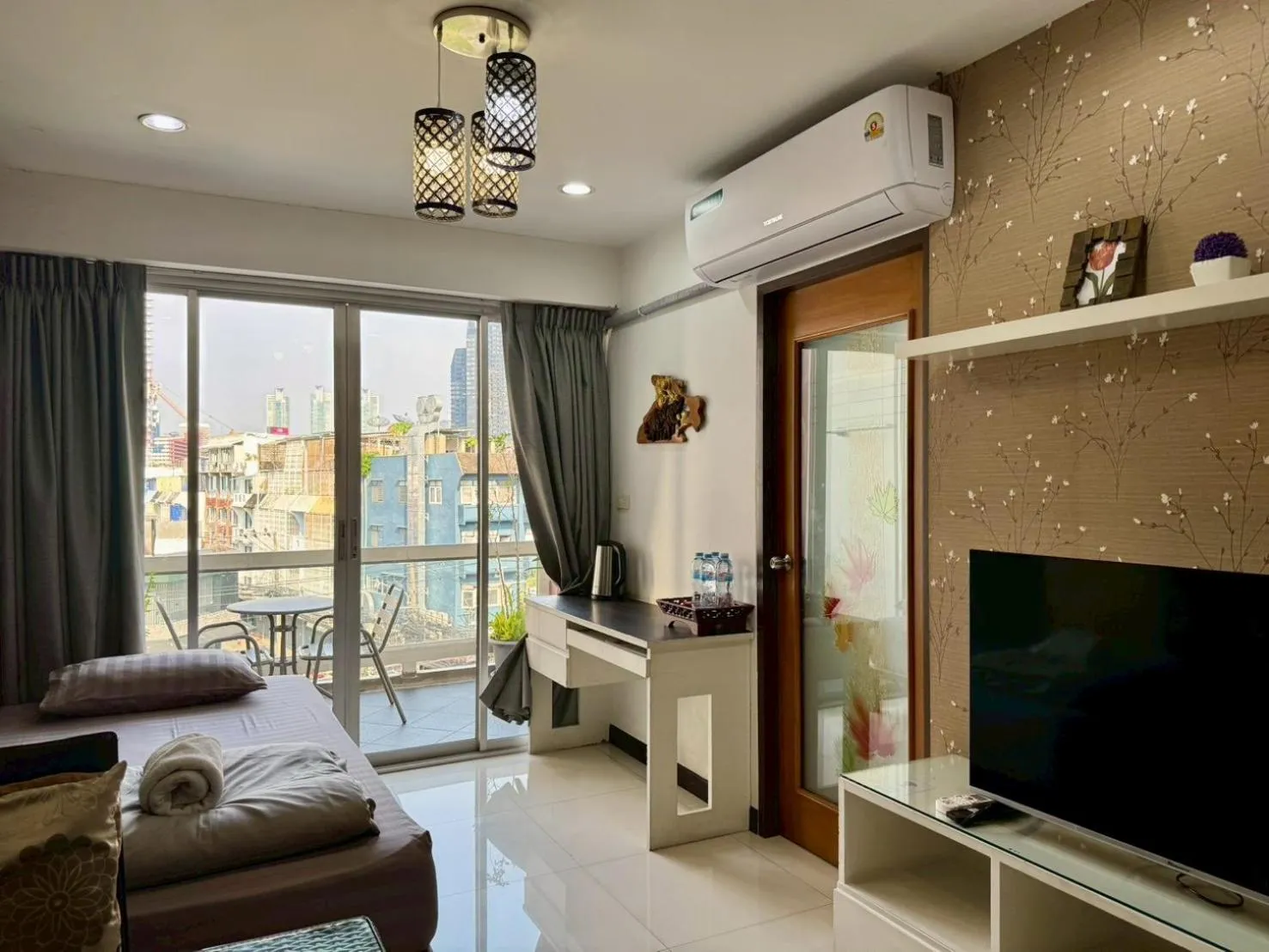 Living room, Bed in Baan Sabai Rama IV Apartment