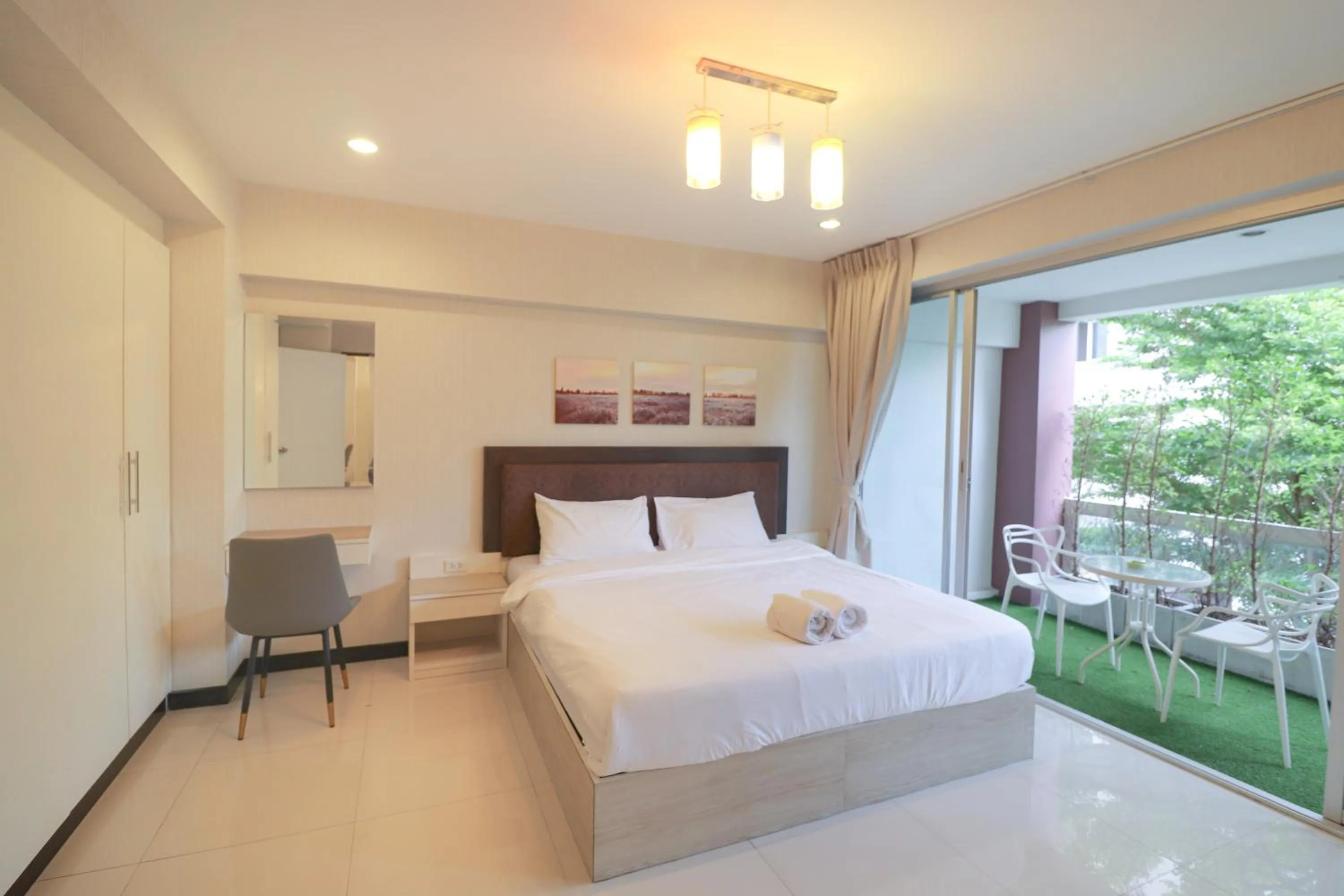 Bedroom, Bed in Baan Sabai Rama IV Apartment