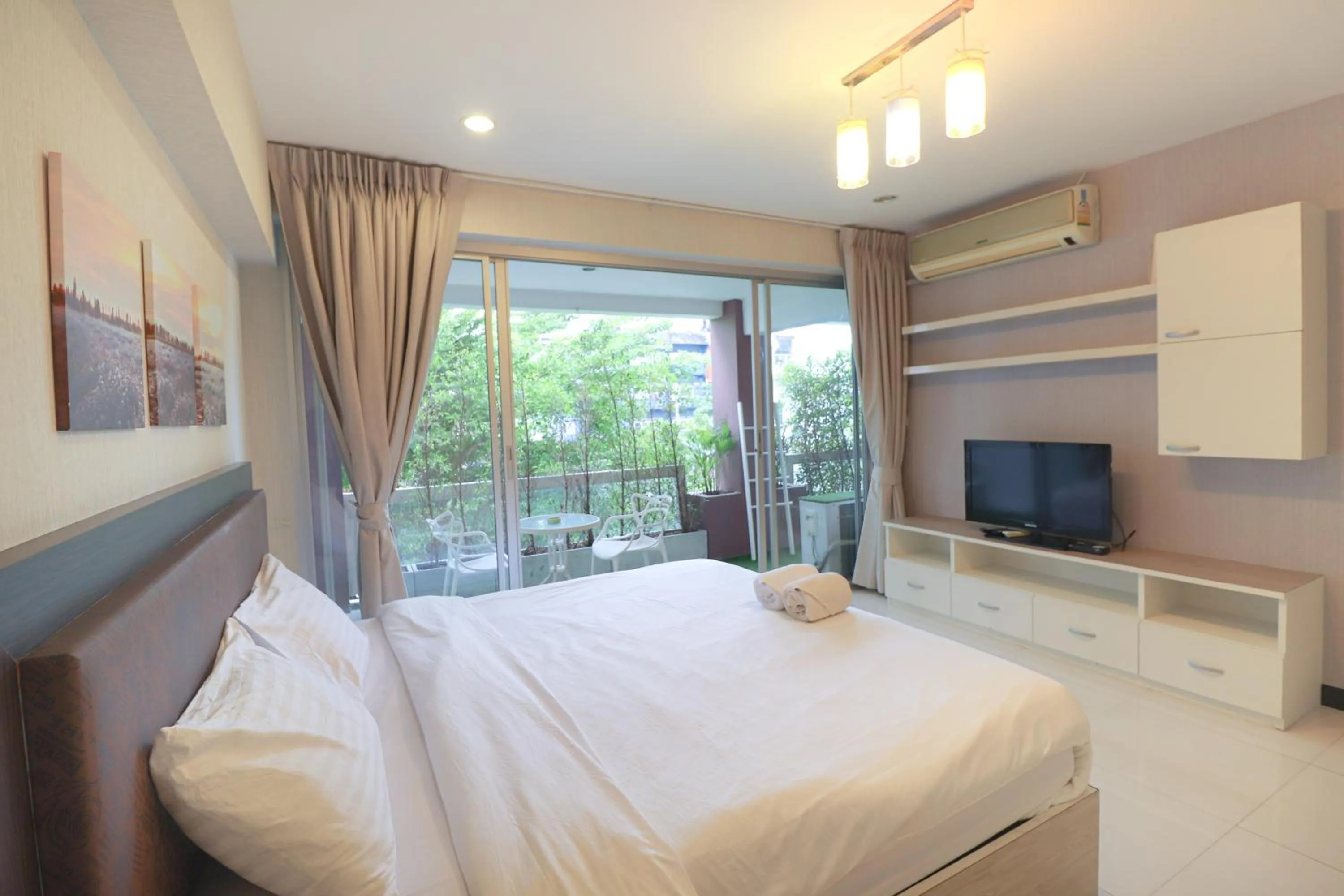 Photo of the whole room, Bed in Baan Sabai Rama IV Apartment