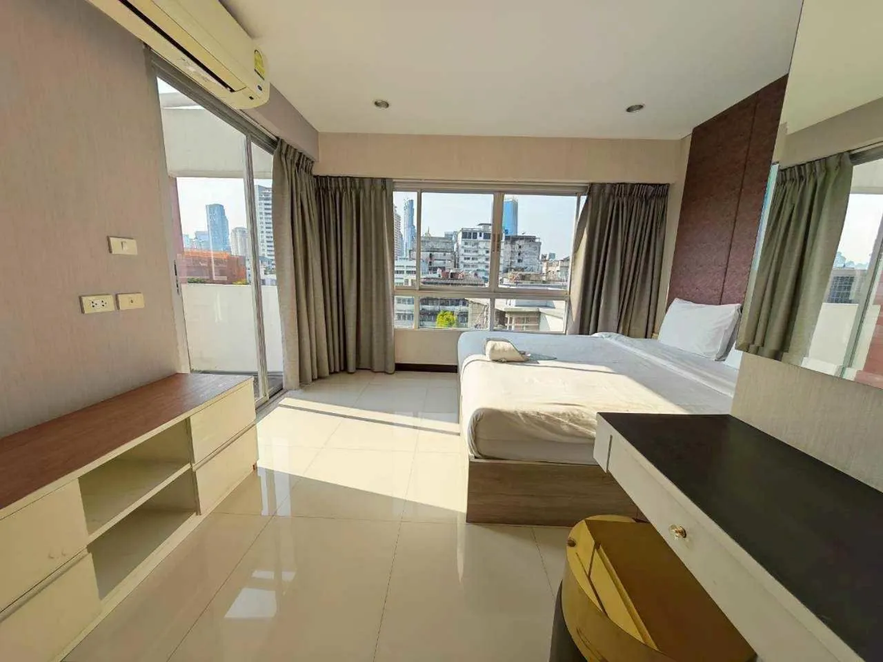 Bedroom, Bed in Baan Sabai Rama IV Apartment