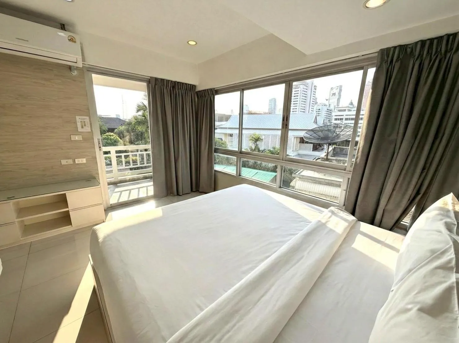 Bedroom, Bed in Baan Sabai Rama IV Apartment