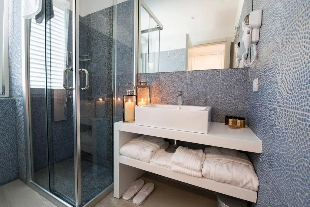 Shower in Bianco Riccio Suite Hotel