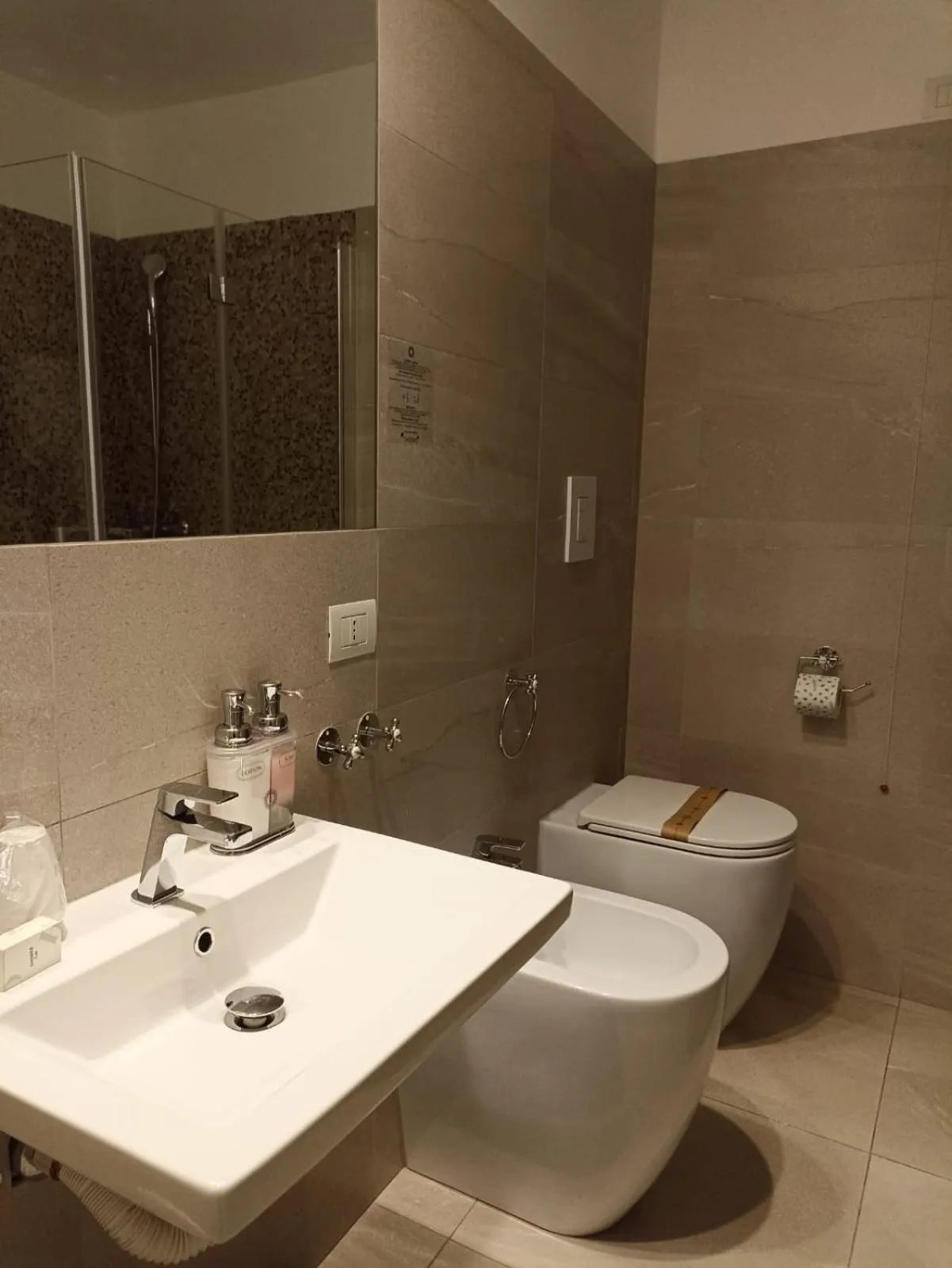 Shower in Bianco Riccio Suite Hotel
