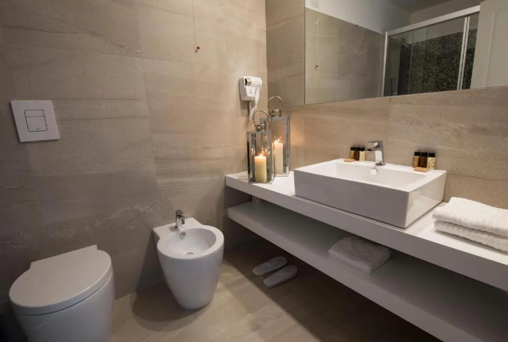 Shower in Bianco Riccio Suite Hotel