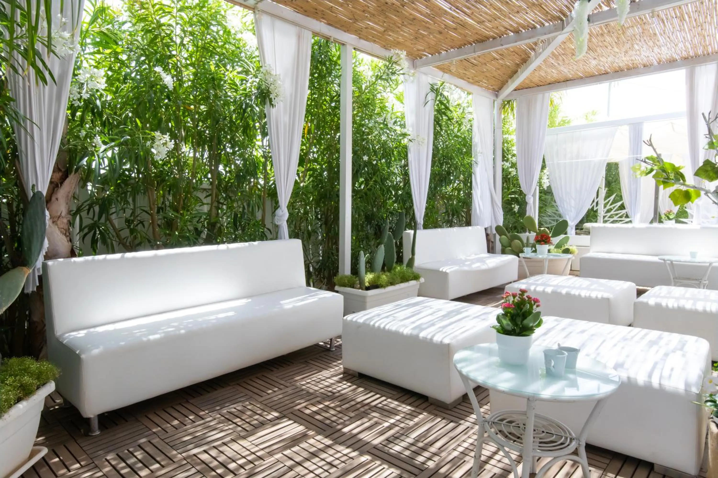 Patio in Bianco Riccio Suite Hotel