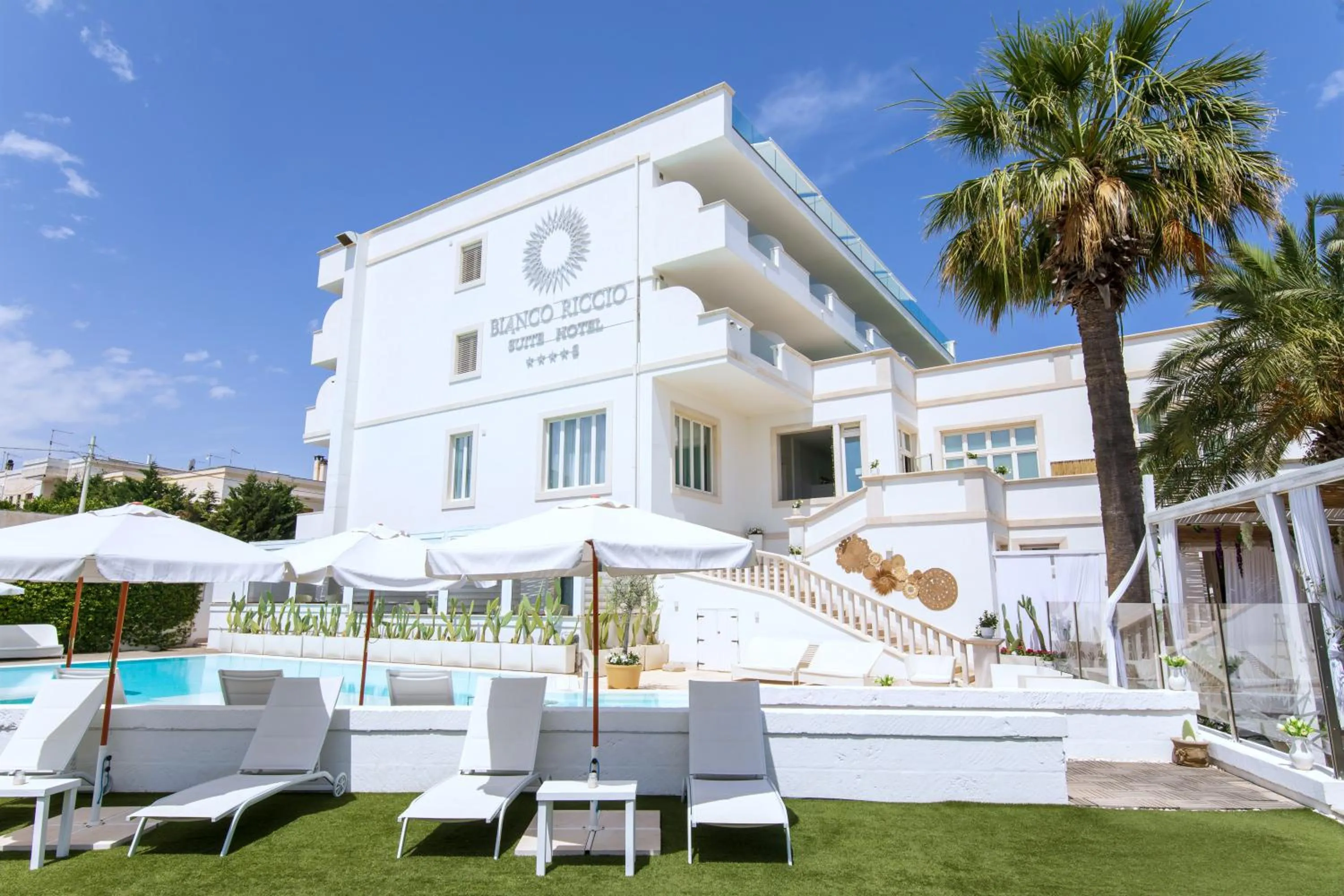 Property building in Bianco Riccio Suite Hotel
