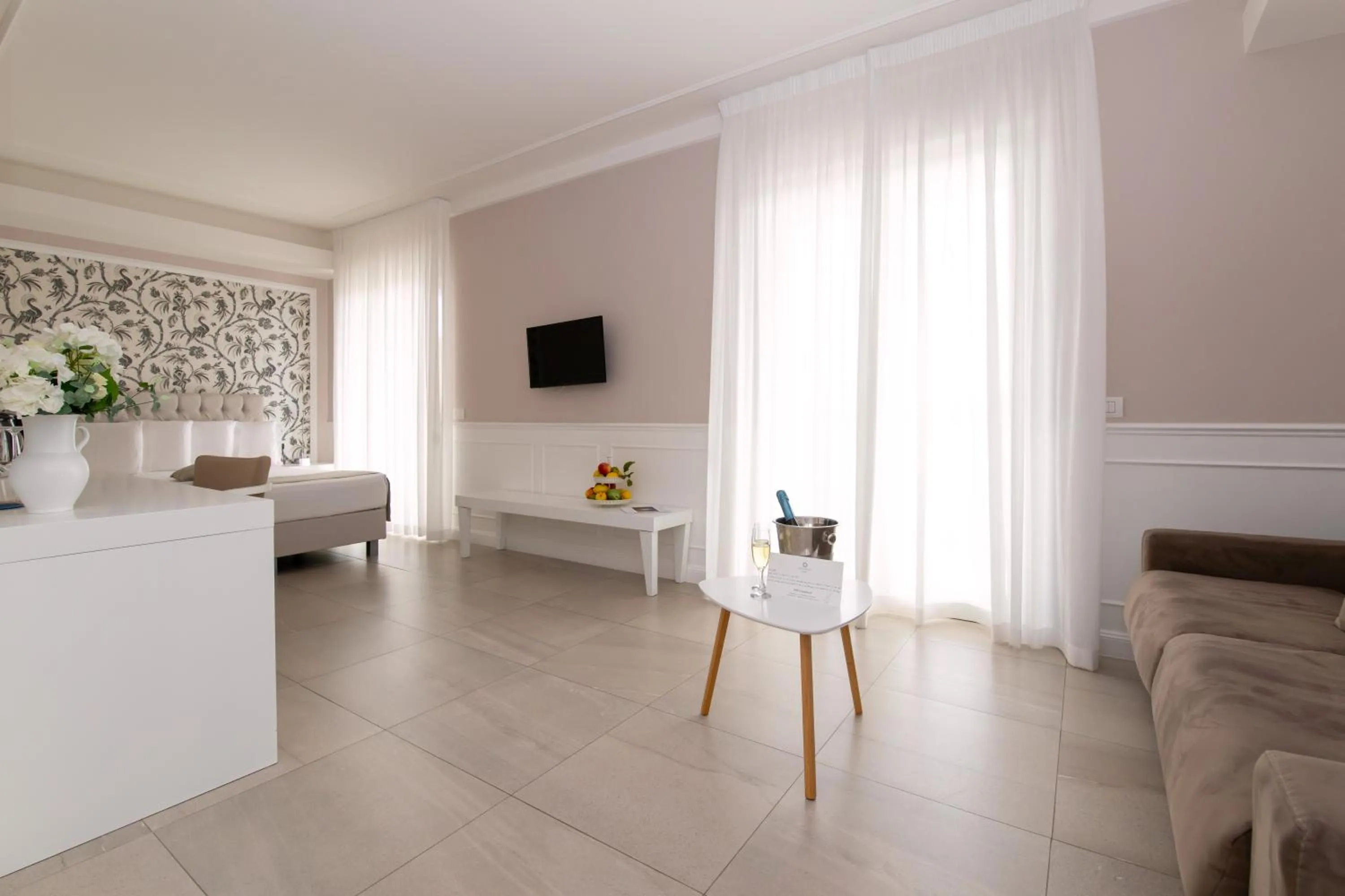 TV and multimedia in Bianco Riccio Suite Hotel