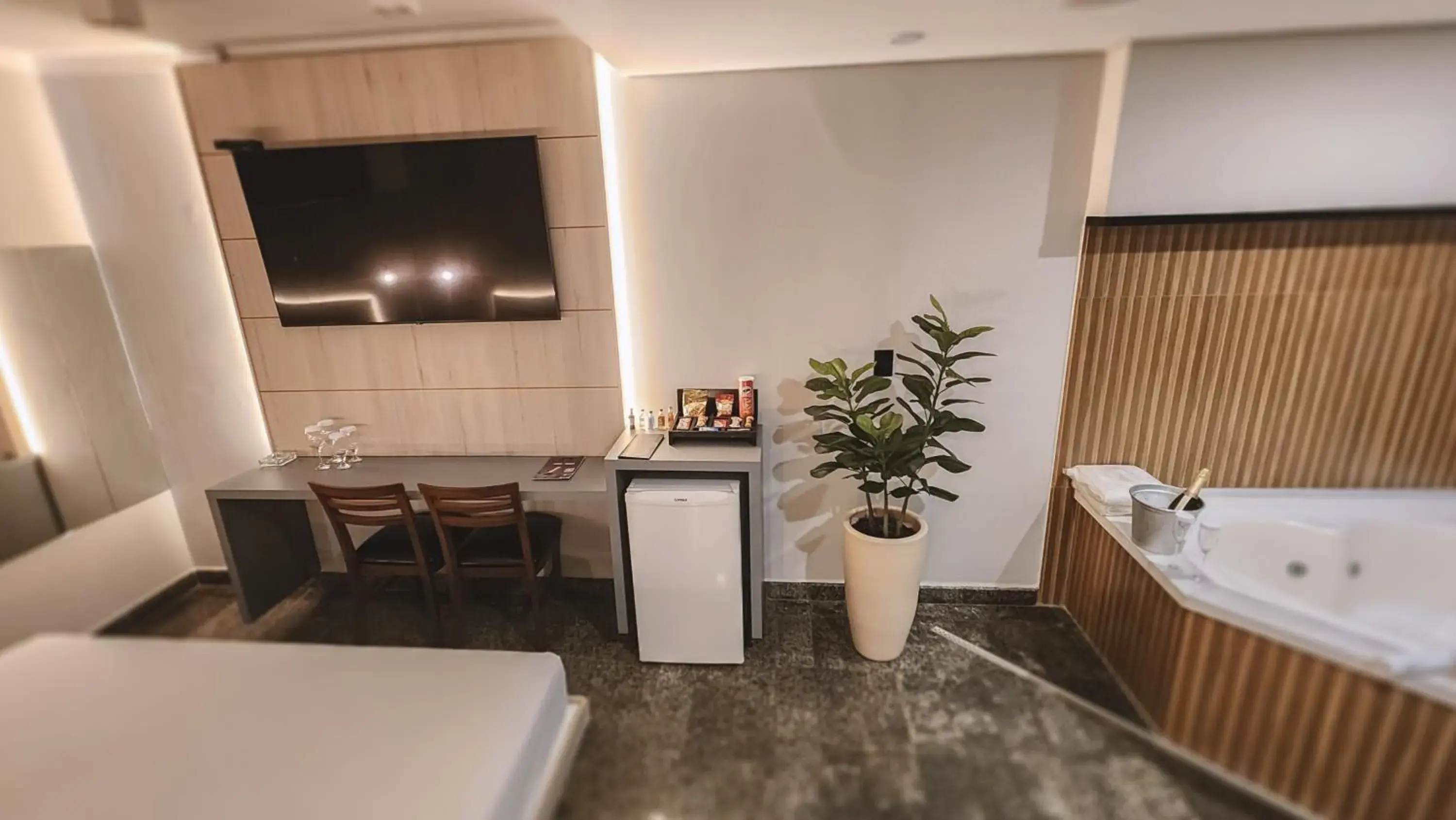 Suite with Spa Bath in Paris Motel Suite with Spa Bath in Paris Motel