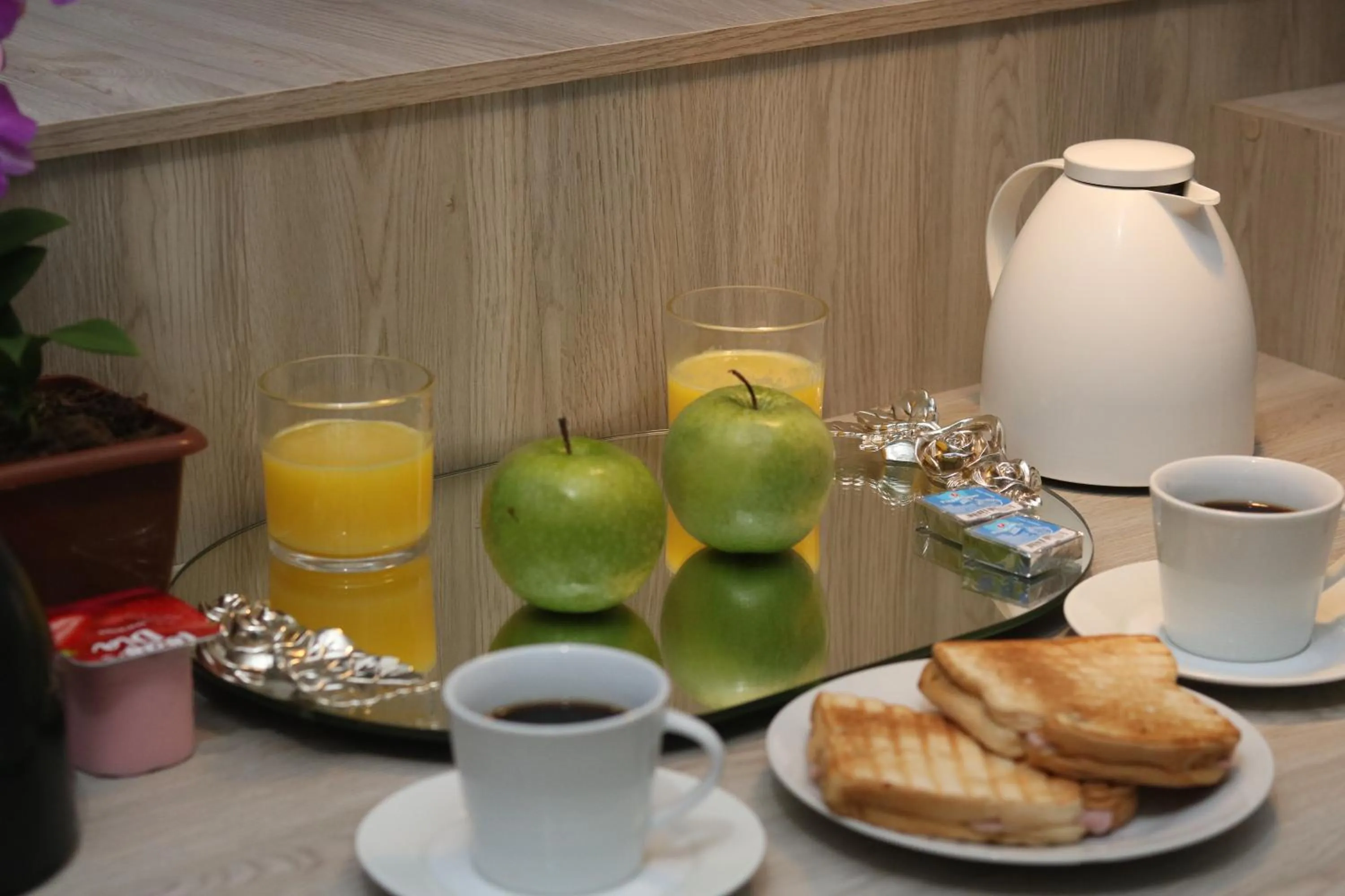Breakfast in Paris Motel