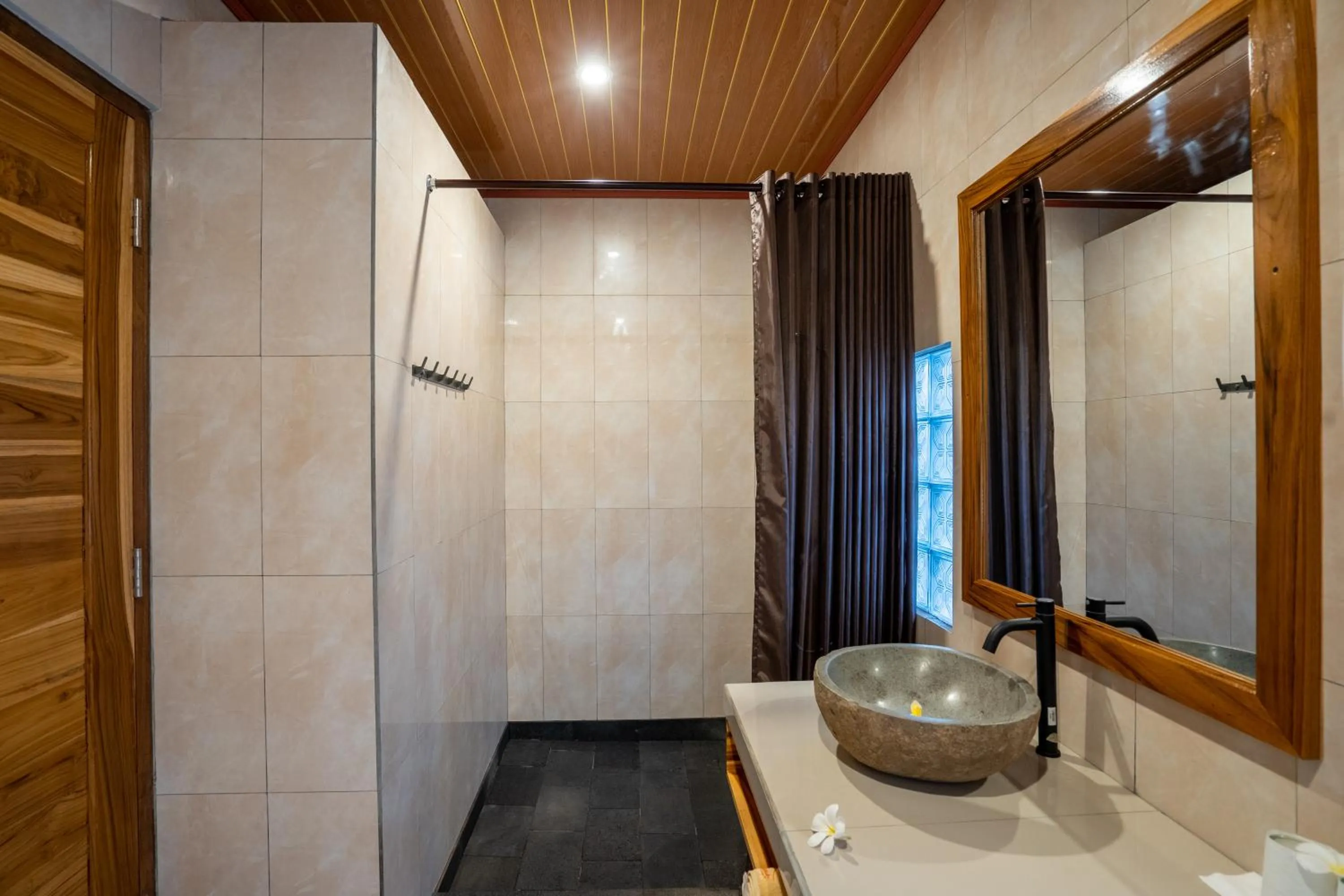 Bathroom in Kubuku Eco Dive Lodge and Yoga