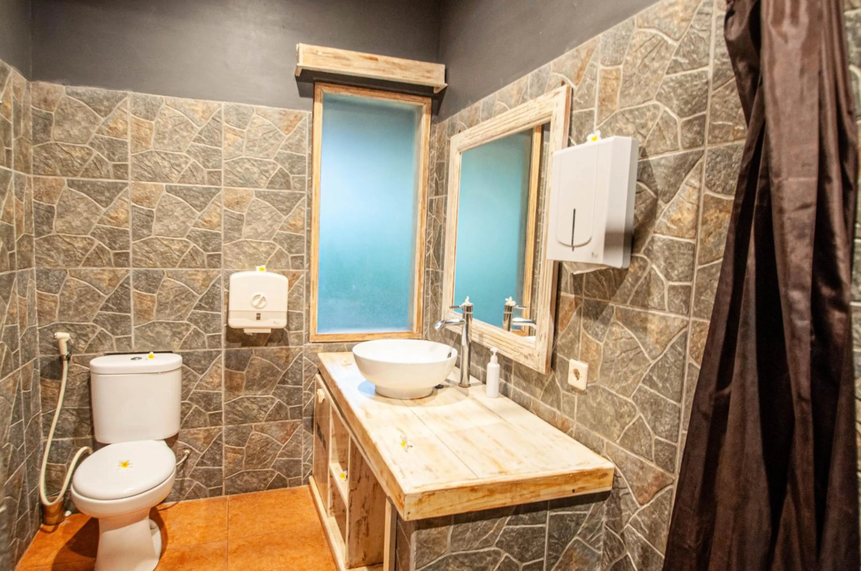 Toilet in Kubuku Eco Dive Lodge and Yoga