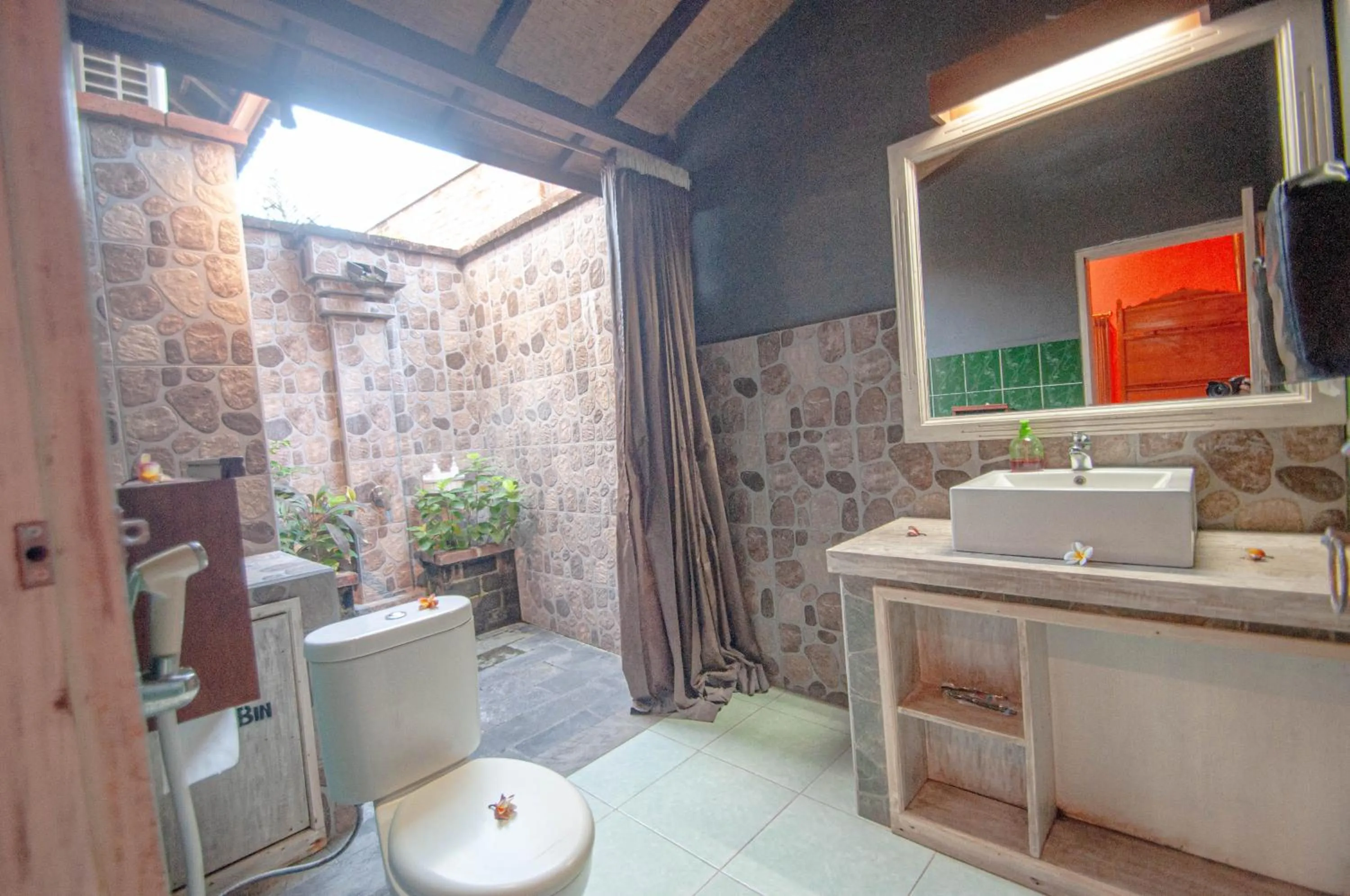 Bathroom in Kubuku Eco Dive Lodge and Yoga