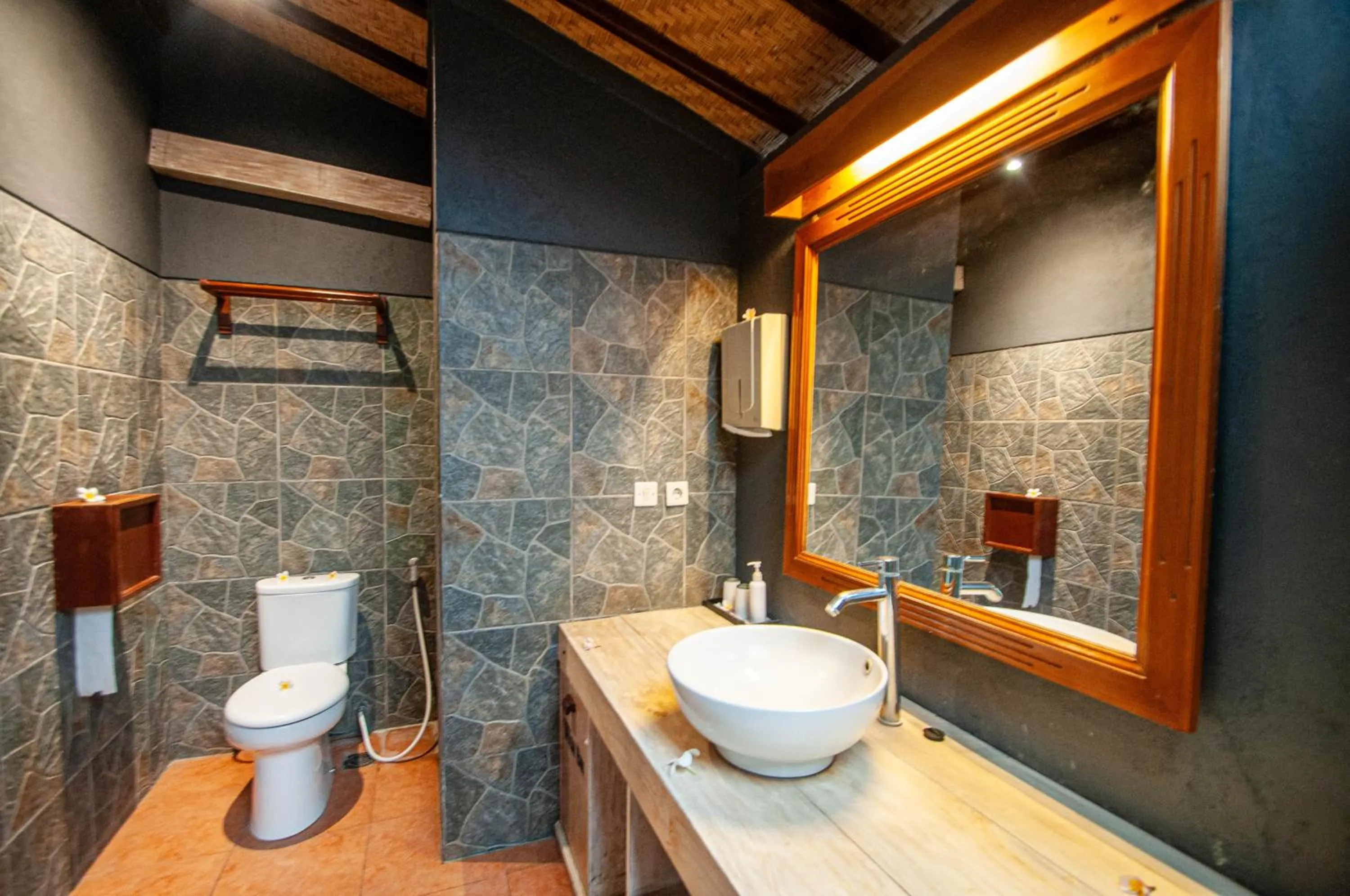 Toilet in Kubuku Eco Dive Lodge and Yoga