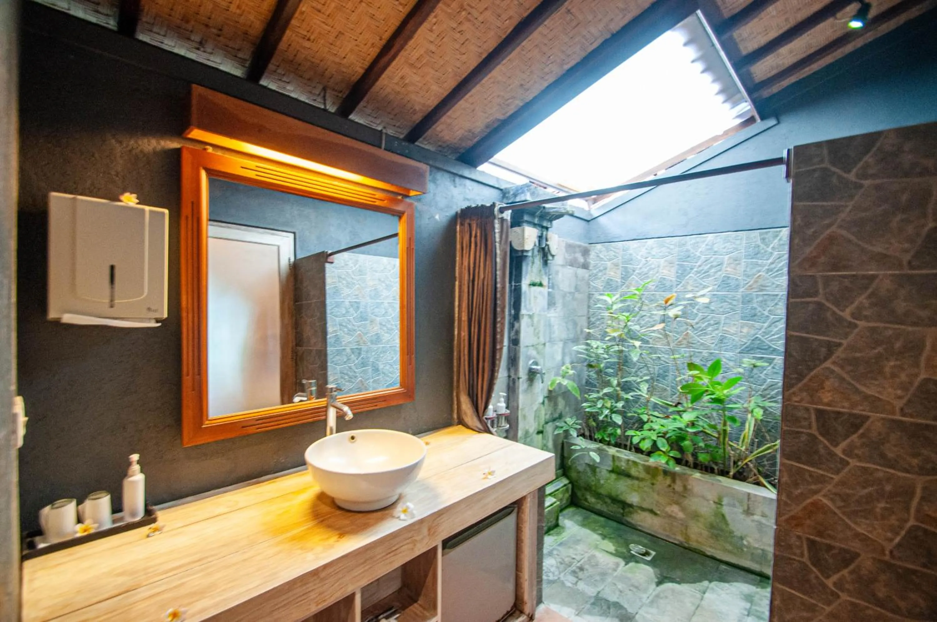 Bathroom in Kubuku Eco Dive Lodge and Yoga