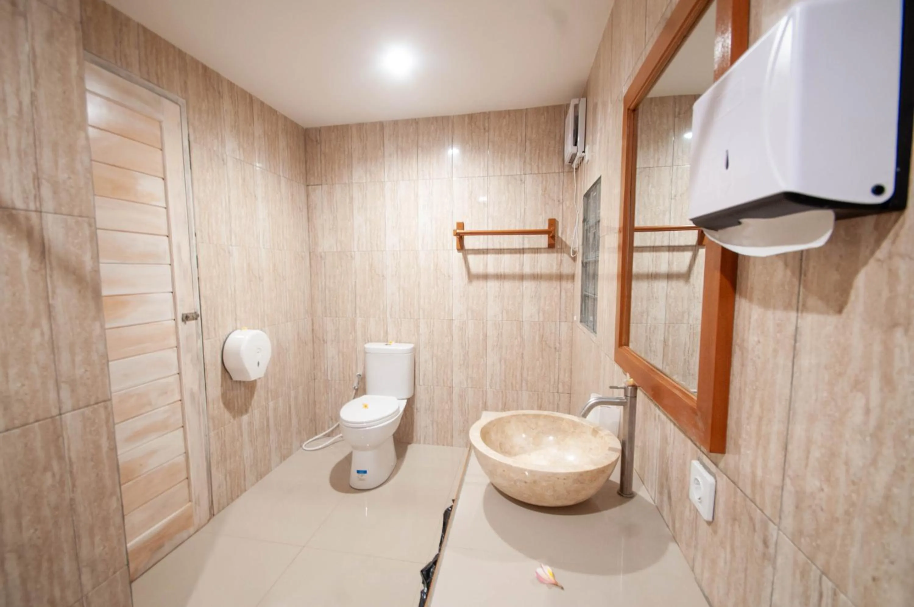 Toilet in Kubuku Eco Dive Lodge and Yoga