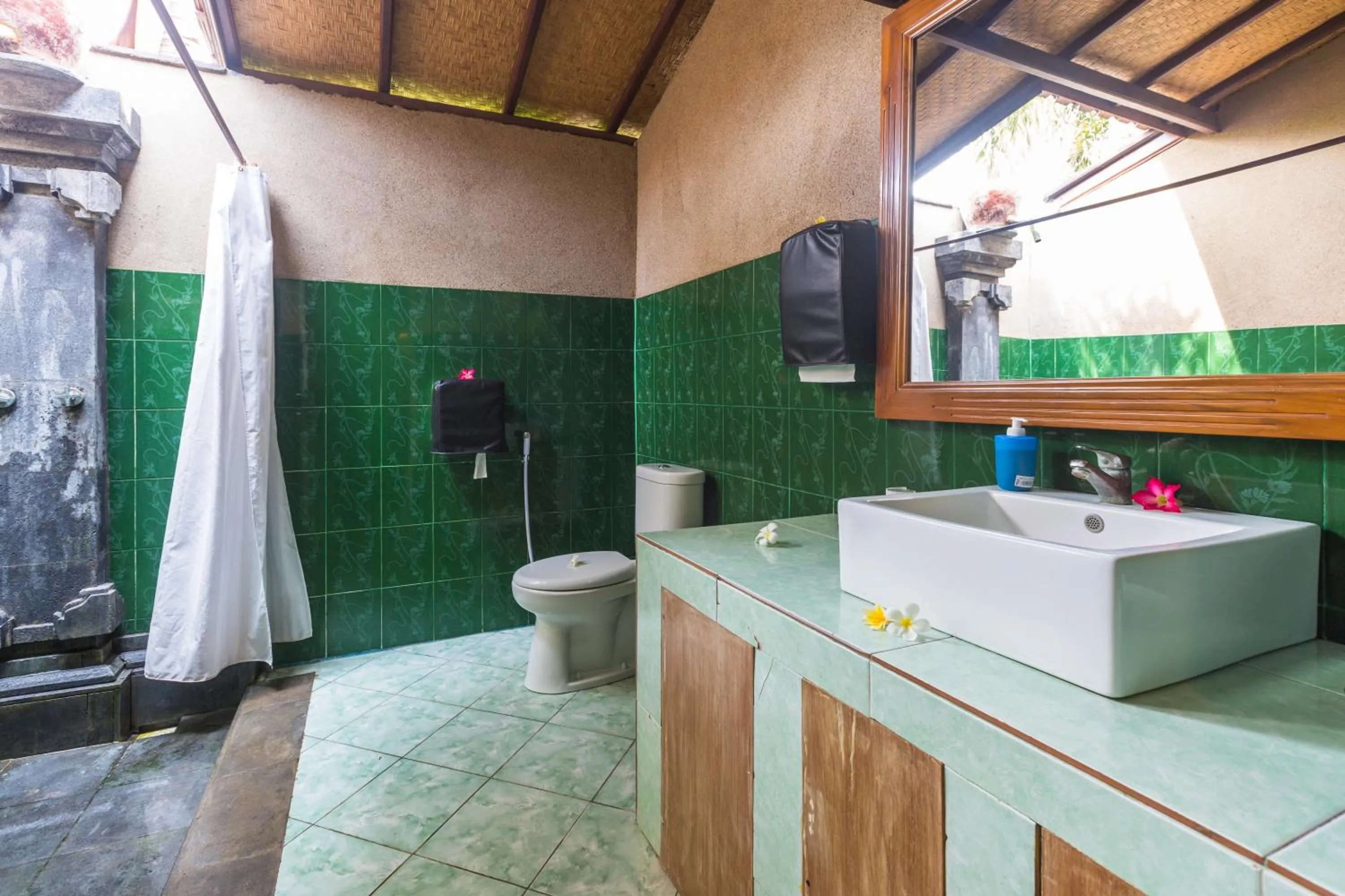 Bathroom in Kubuku Eco Dive Lodge and Yoga