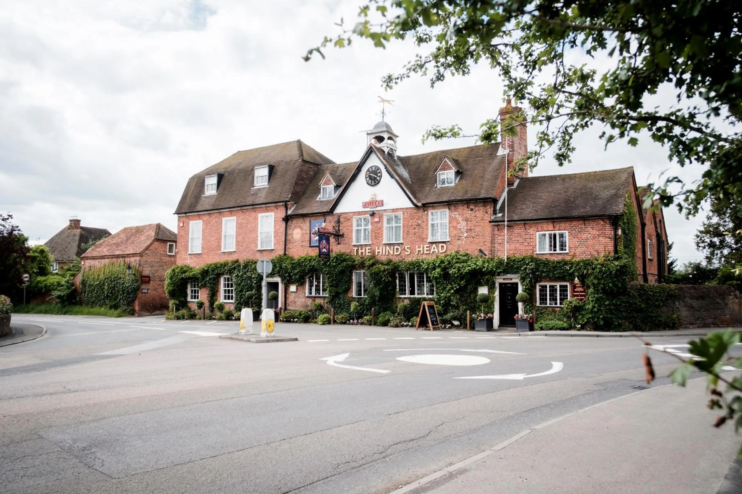 Facade/entrance in Hinds Head