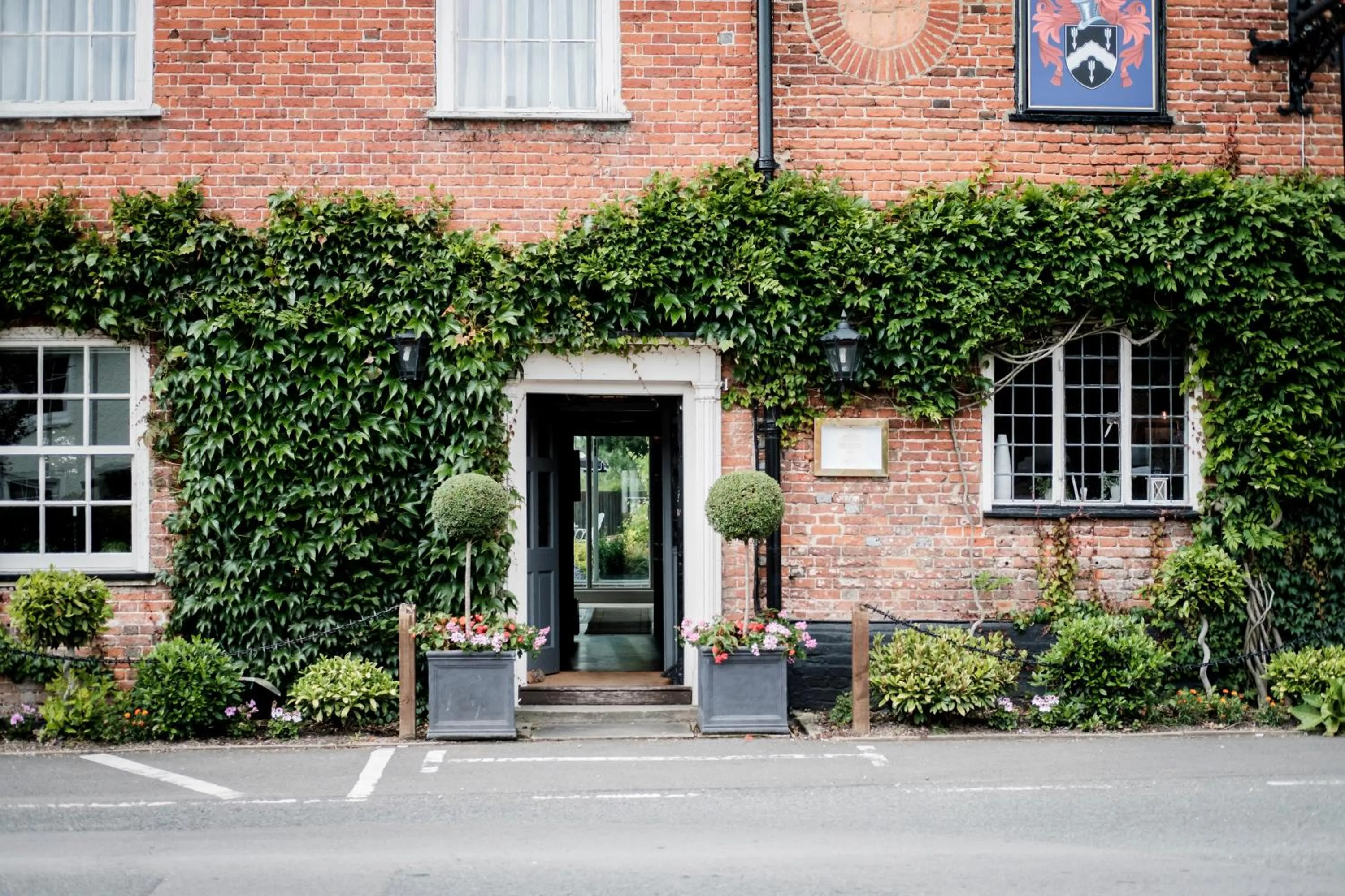 Facade/entrance in Hinds Head