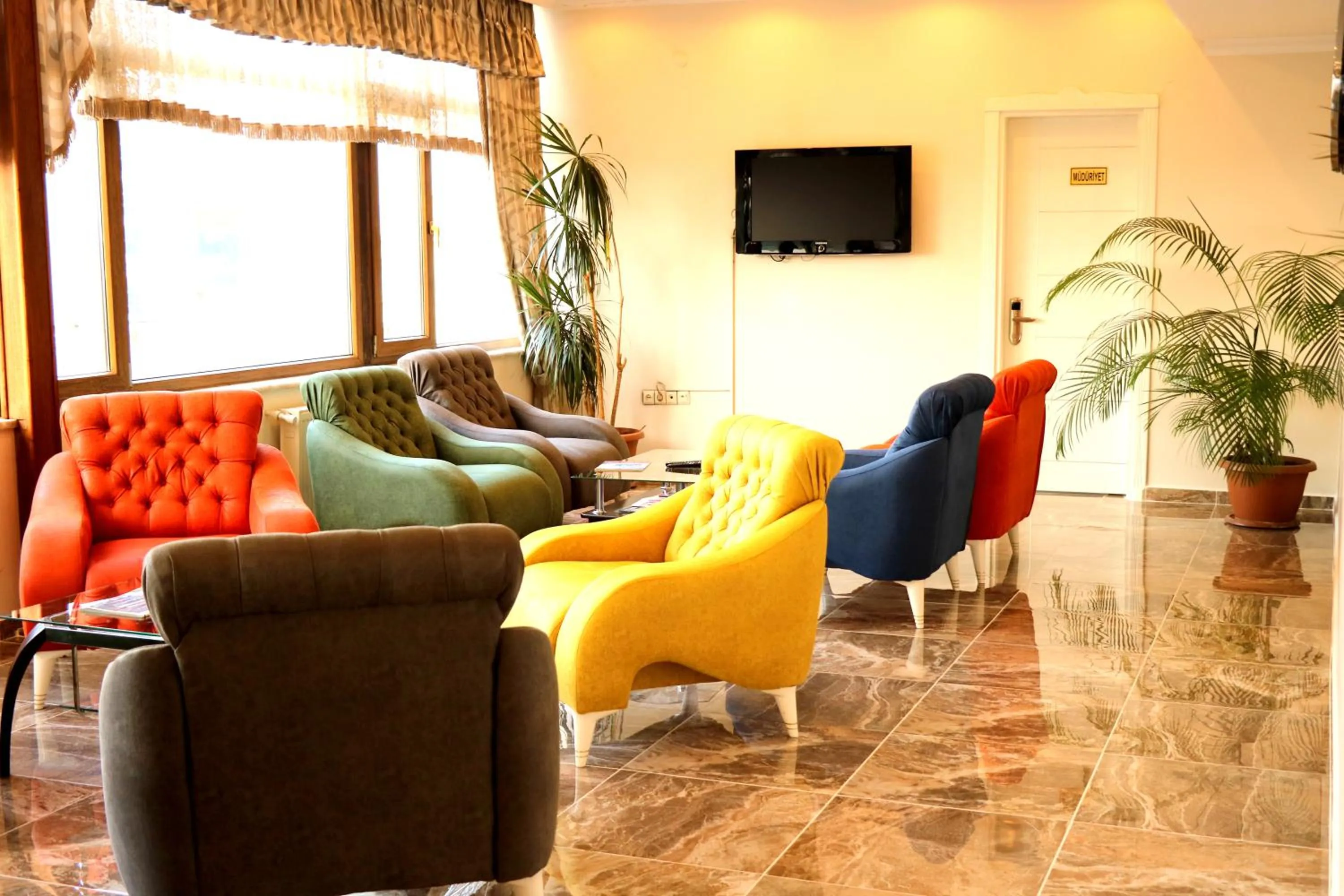 Communal lounge/ TV room in Ceylan Hotel