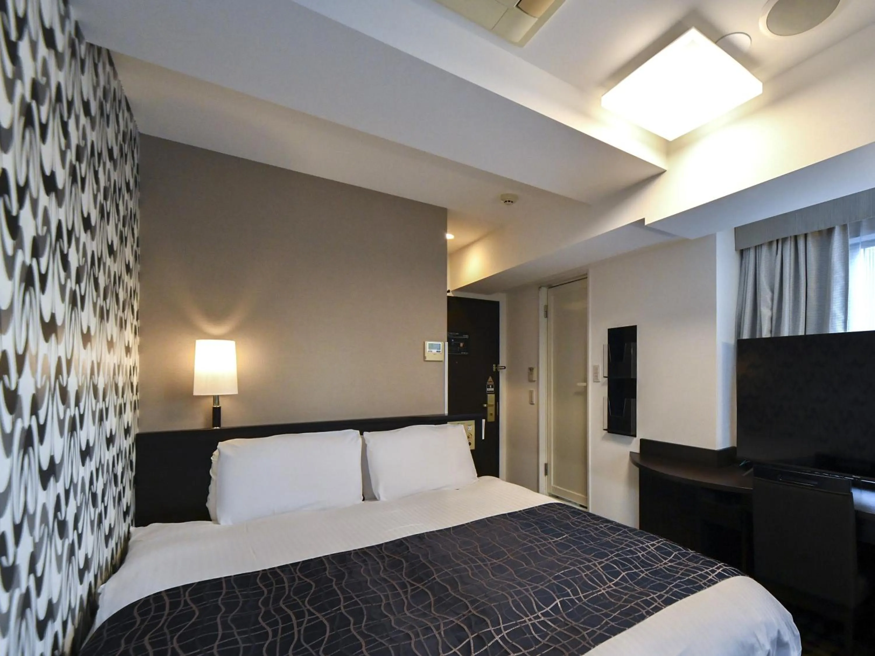 Photo of the whole room, Bed in APA Hotel Shimbashi Onarimon