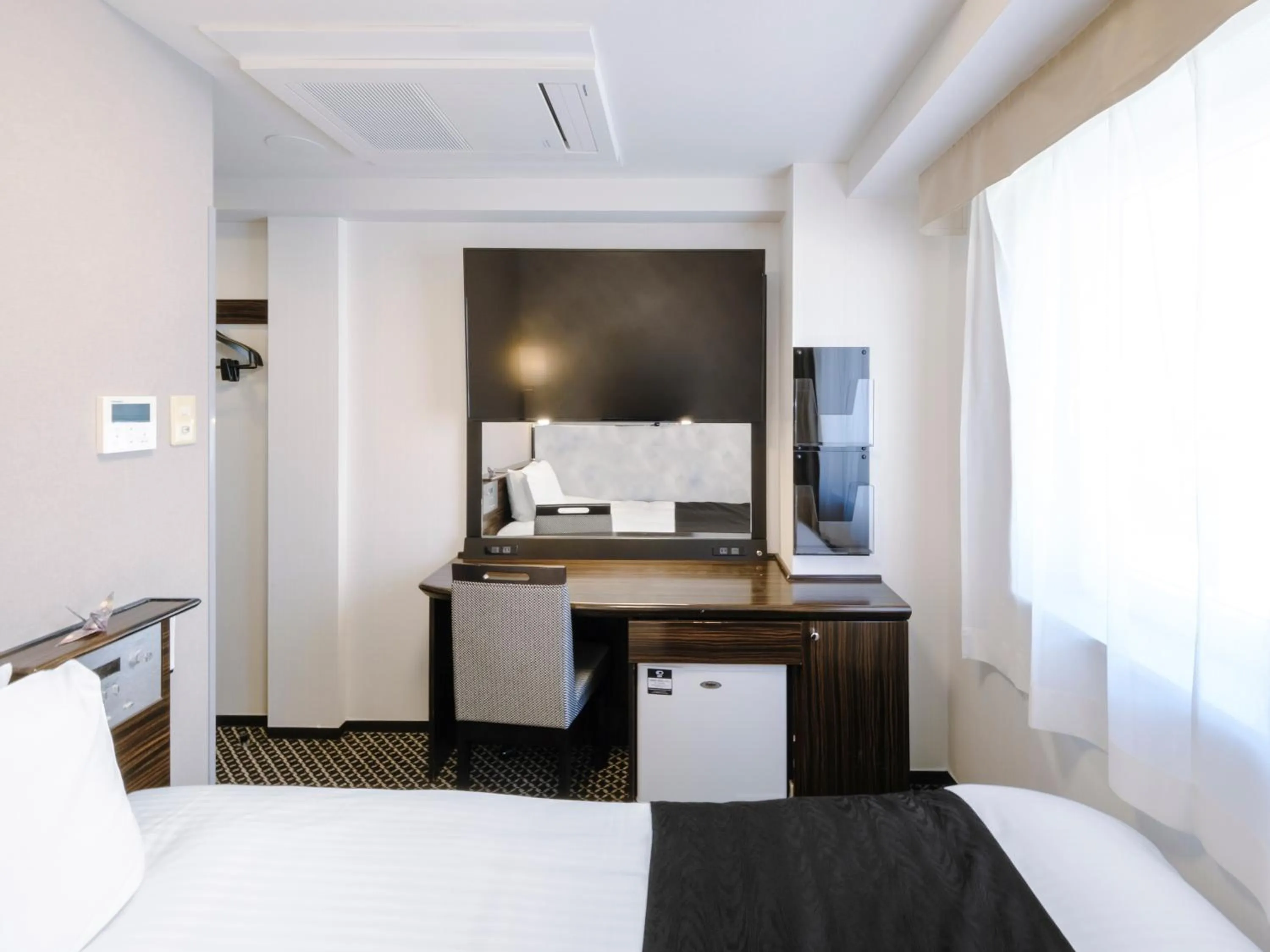 Photo of the whole room, Bed in APA Hotel Yokohama Kannai