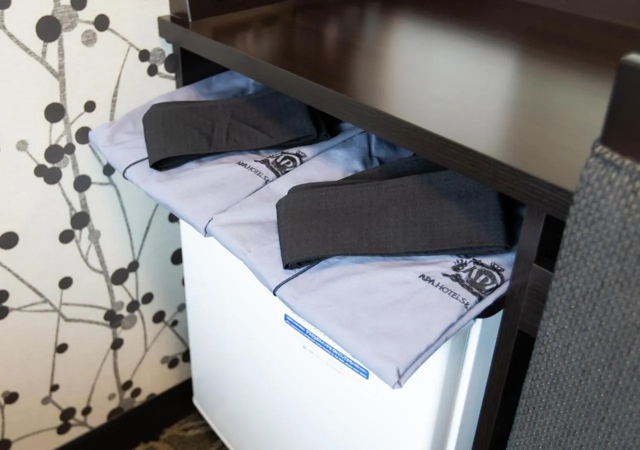 Lobby or reception, Bed in APA Hotel Yokohama Kannai