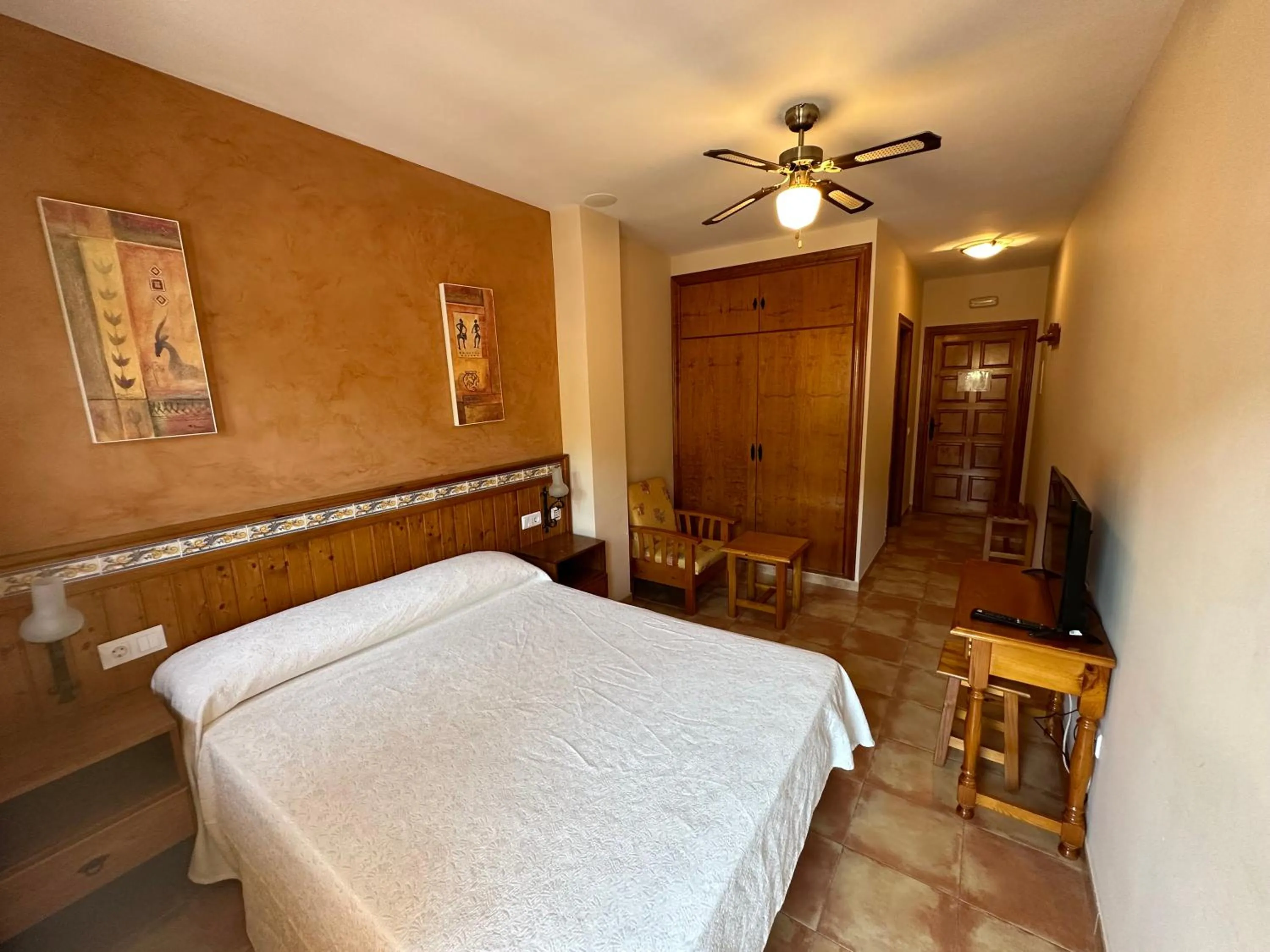 Single Room with Private Bathroom in Hotel Restaurante Los Caños de la Alcaiceria