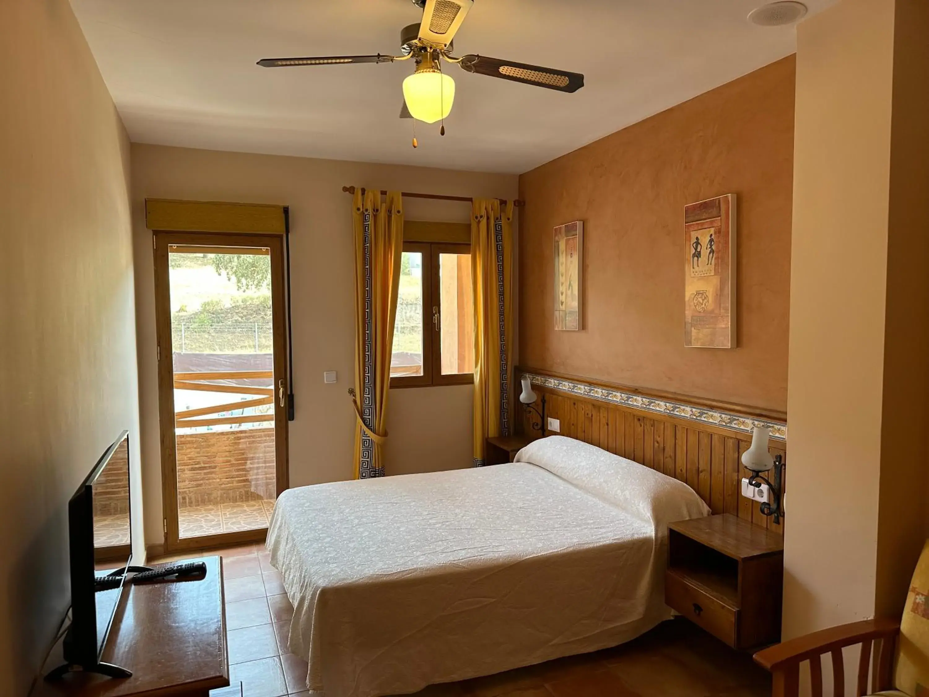 Single Room with Private Bathroom in Hotel Restaurante Los Caños de la Alcaiceria Single Room with Private Bathroom in Hotel Restaurante Los Caños de la Alcaiceria