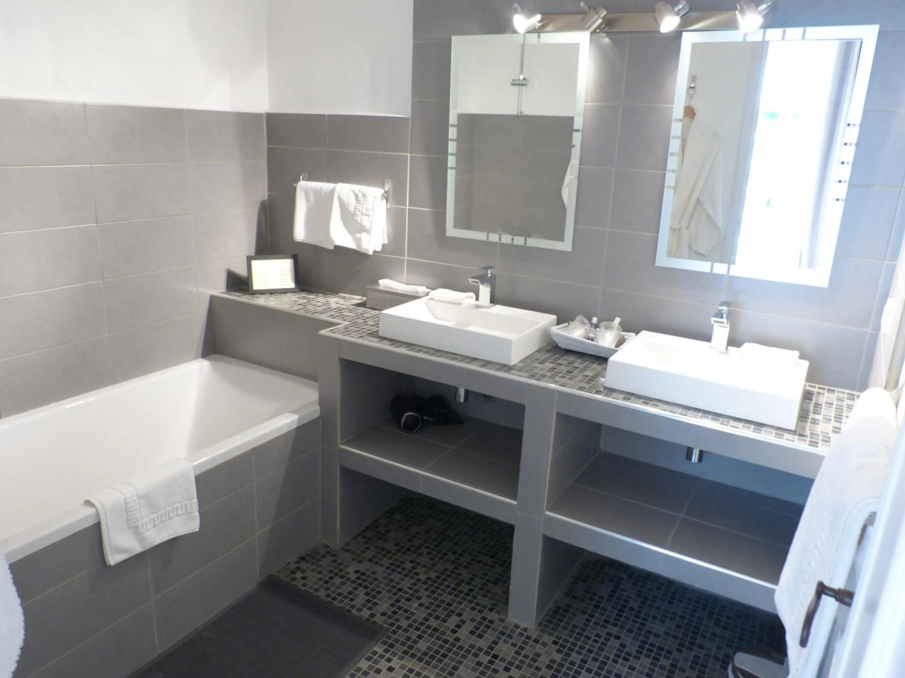 Bathroom in Château d'Arpaillargues - TERITORIA