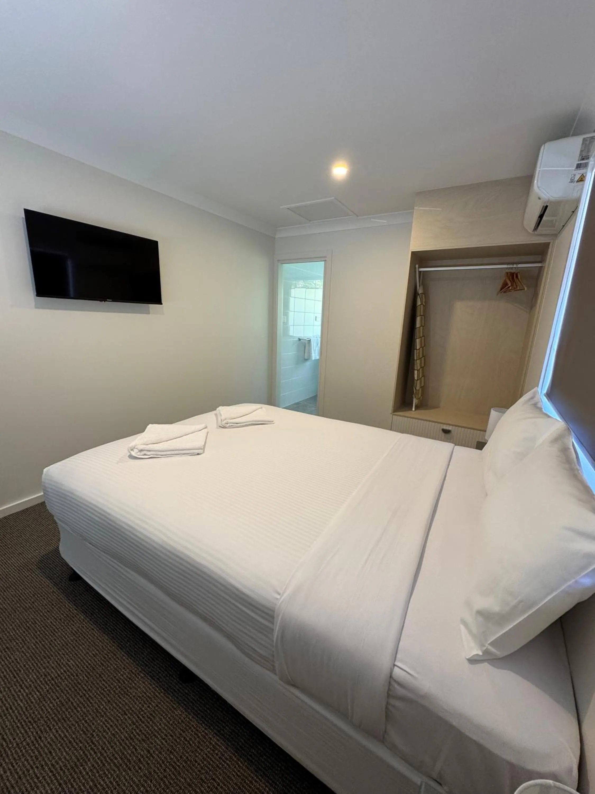 Bed in Golf View Motel